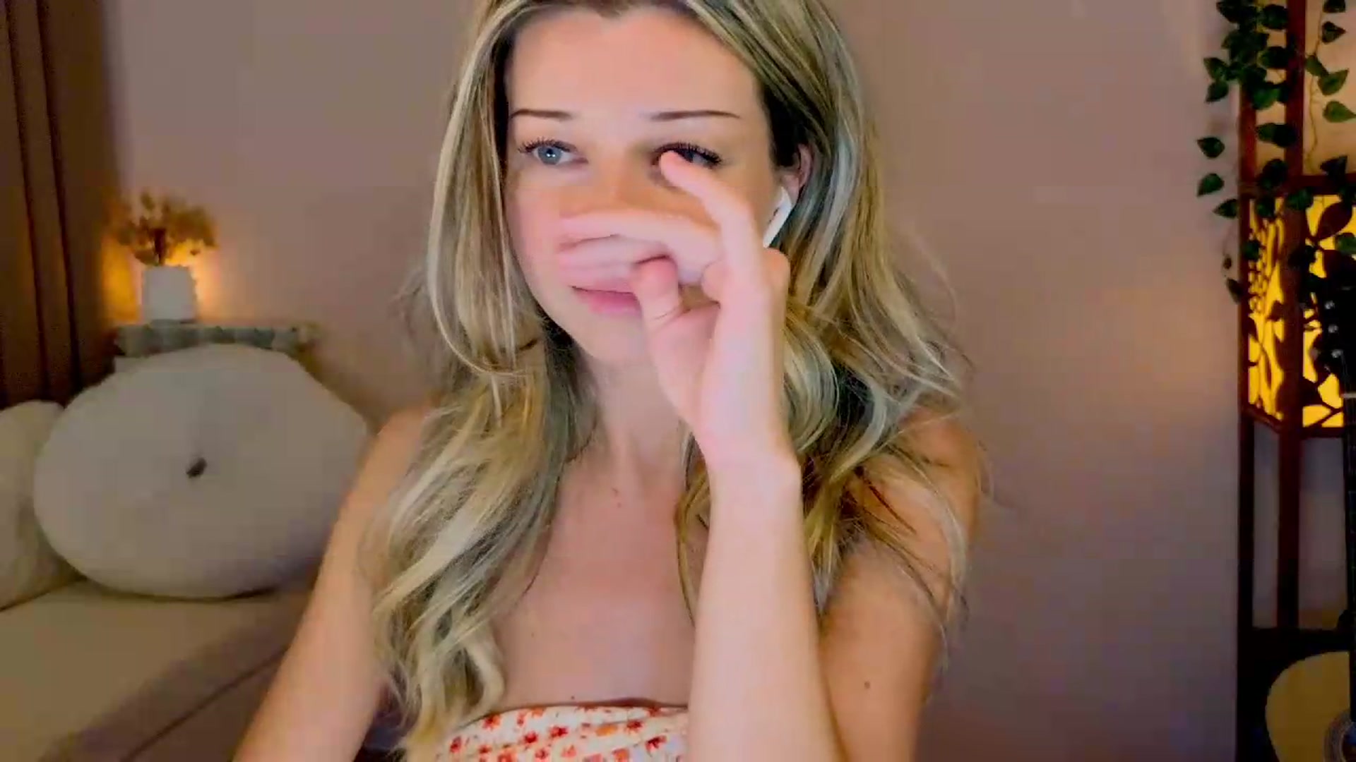 Gallery image thumbnail from Lenamuti25's myfreecams stream on, 08/15/2026, 18:15 image 18 of 20