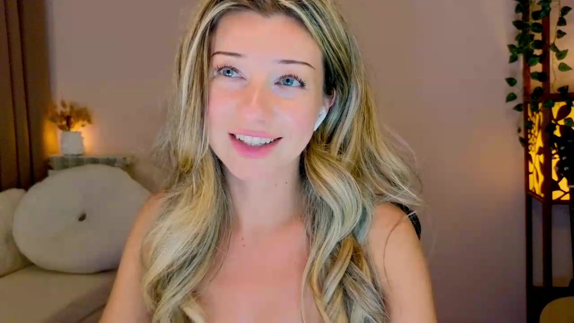 Gallery image thumbnail from Lenamuti25's myfreecams stream on, 08/15/2026, 18:15 image 20 of 20