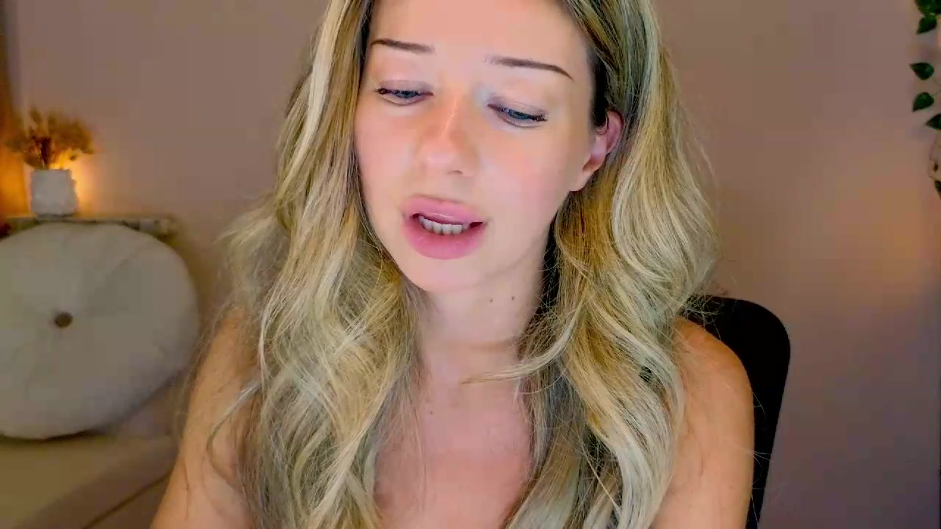 Gallery image thumbnail from Lenamuti25's myfreecams stream on, 08/22/2026, 08:39 image 15 of 20