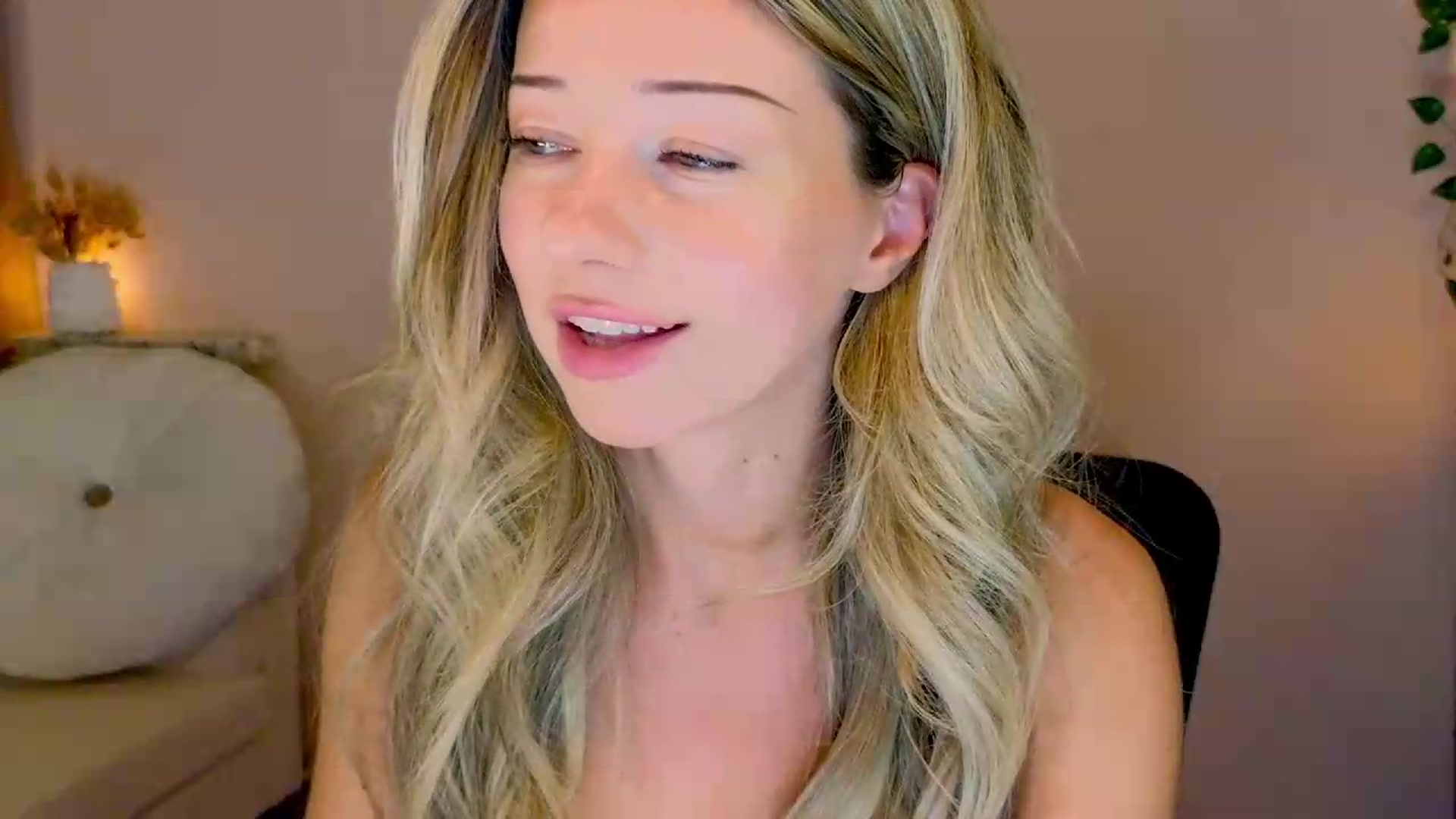 Gallery image thumbnail from Lenamuti25's myfreecams stream on, 08/22/2026, 08:39 image 12 of 20