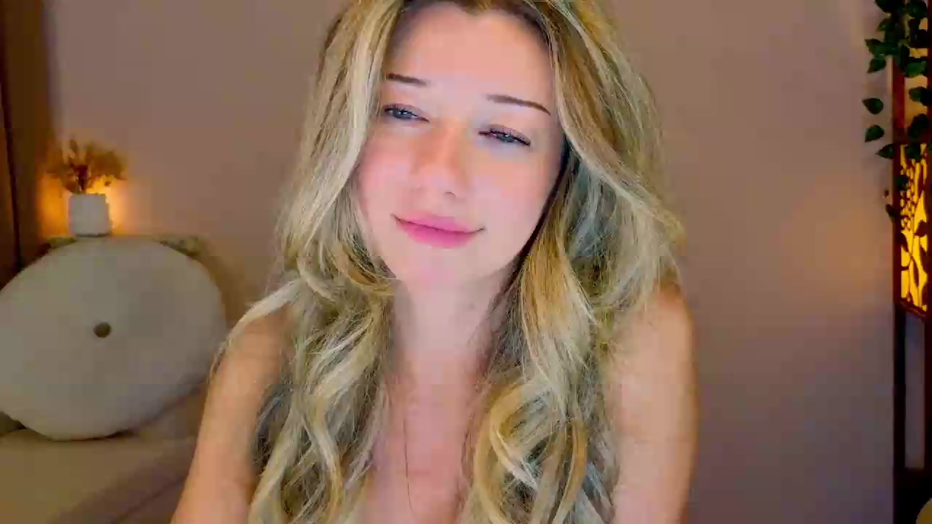 Gallery image thumbnail from Lenamuti25's myfreecams stream on, 08/25/2026, 18:45 image 5 of 20