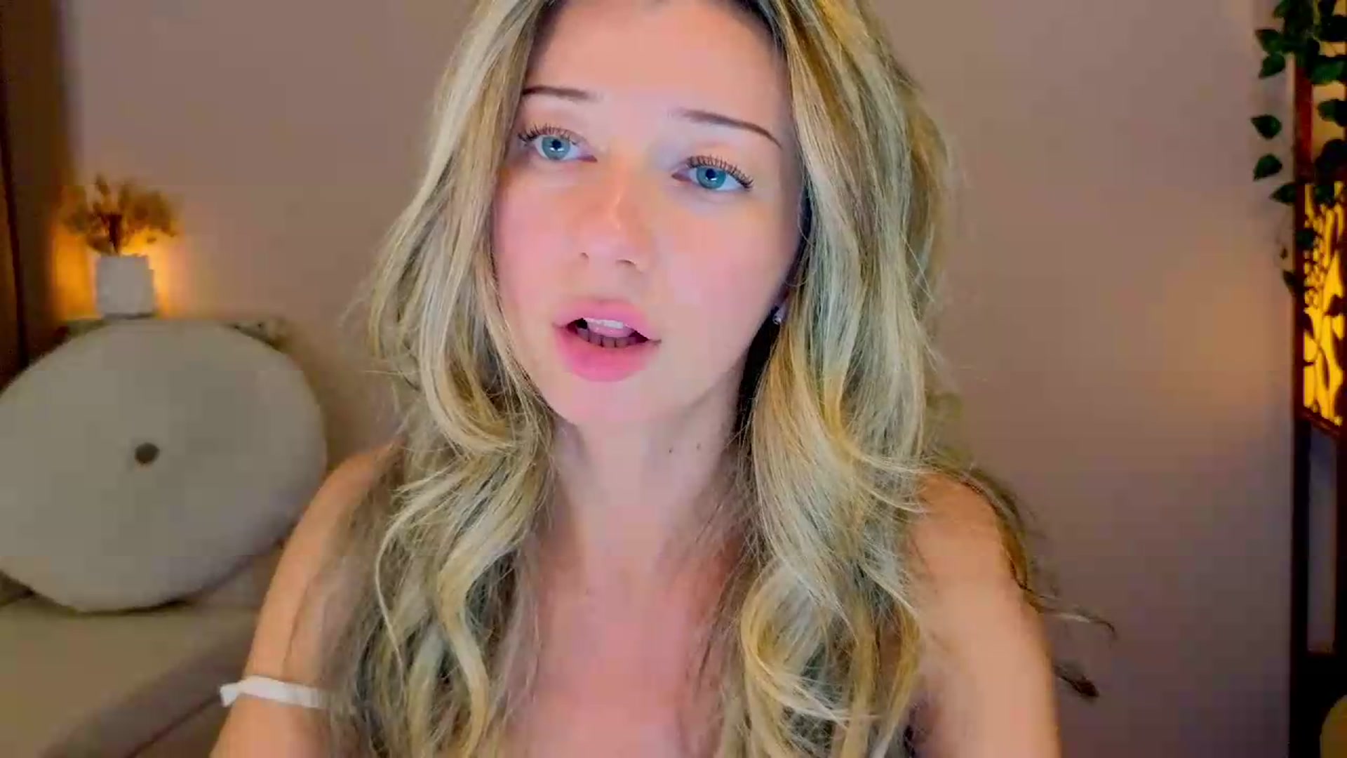 Gallery image thumbnail from Lenamuti25's myfreecams stream on, 08/25/2026, 18:45 image 17 of 20