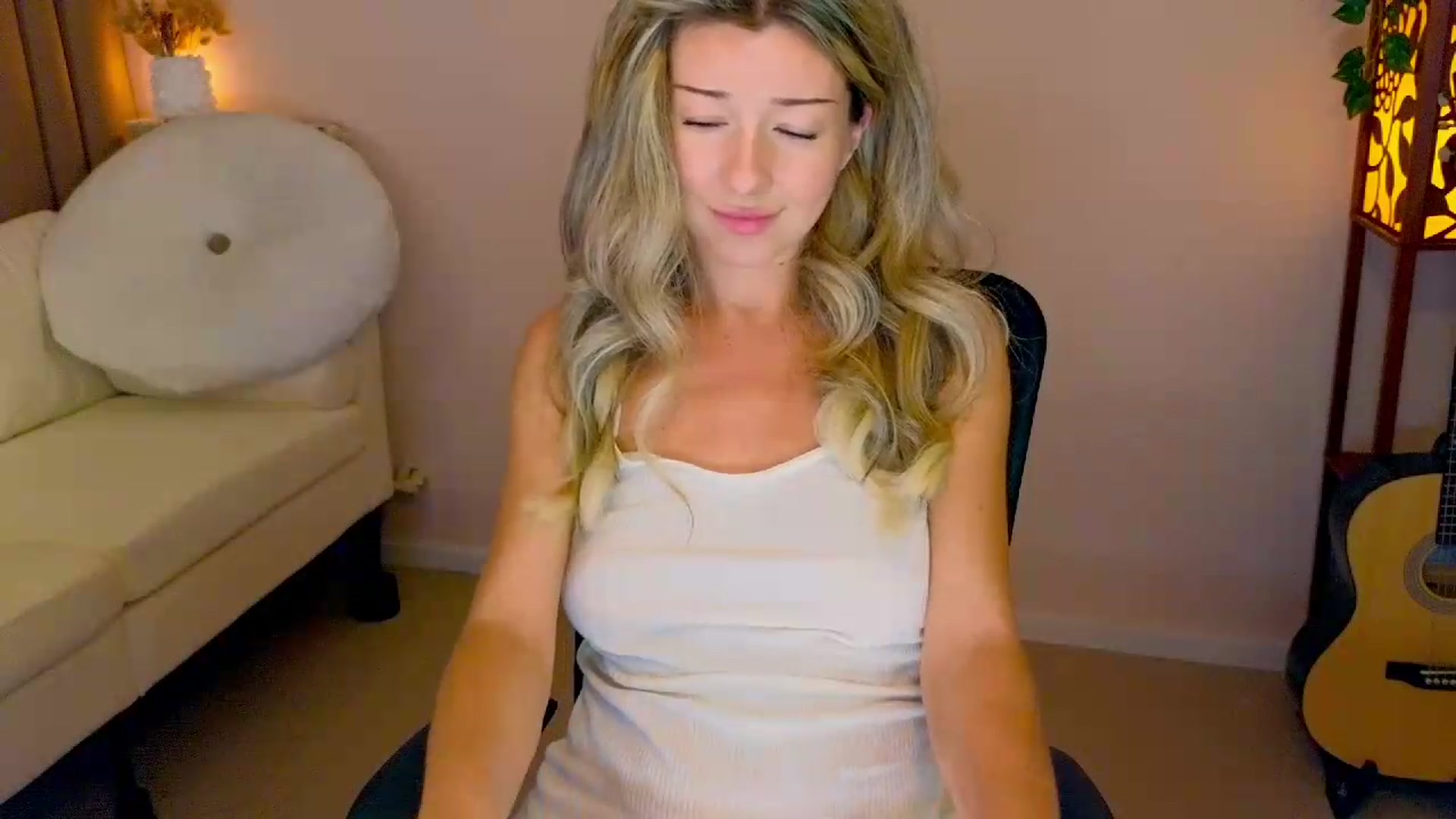 Gallery image thumbnail from Lenamuti25's myfreecams stream on, 08/29/2026, 08:45 image 16 of 20