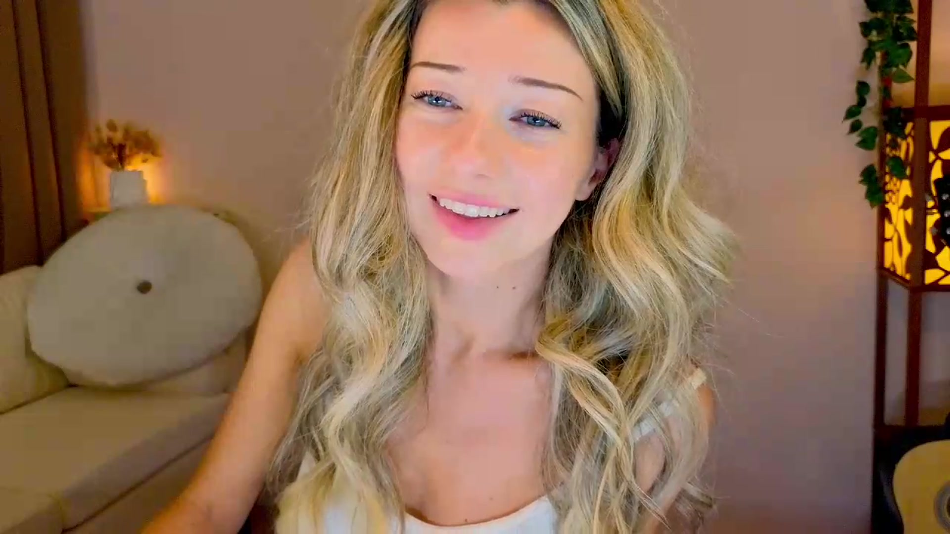 Gallery image thumbnail from Lenamuti25's myfreecams stream on, 08/29/2026, 09:29 image 5 of 20