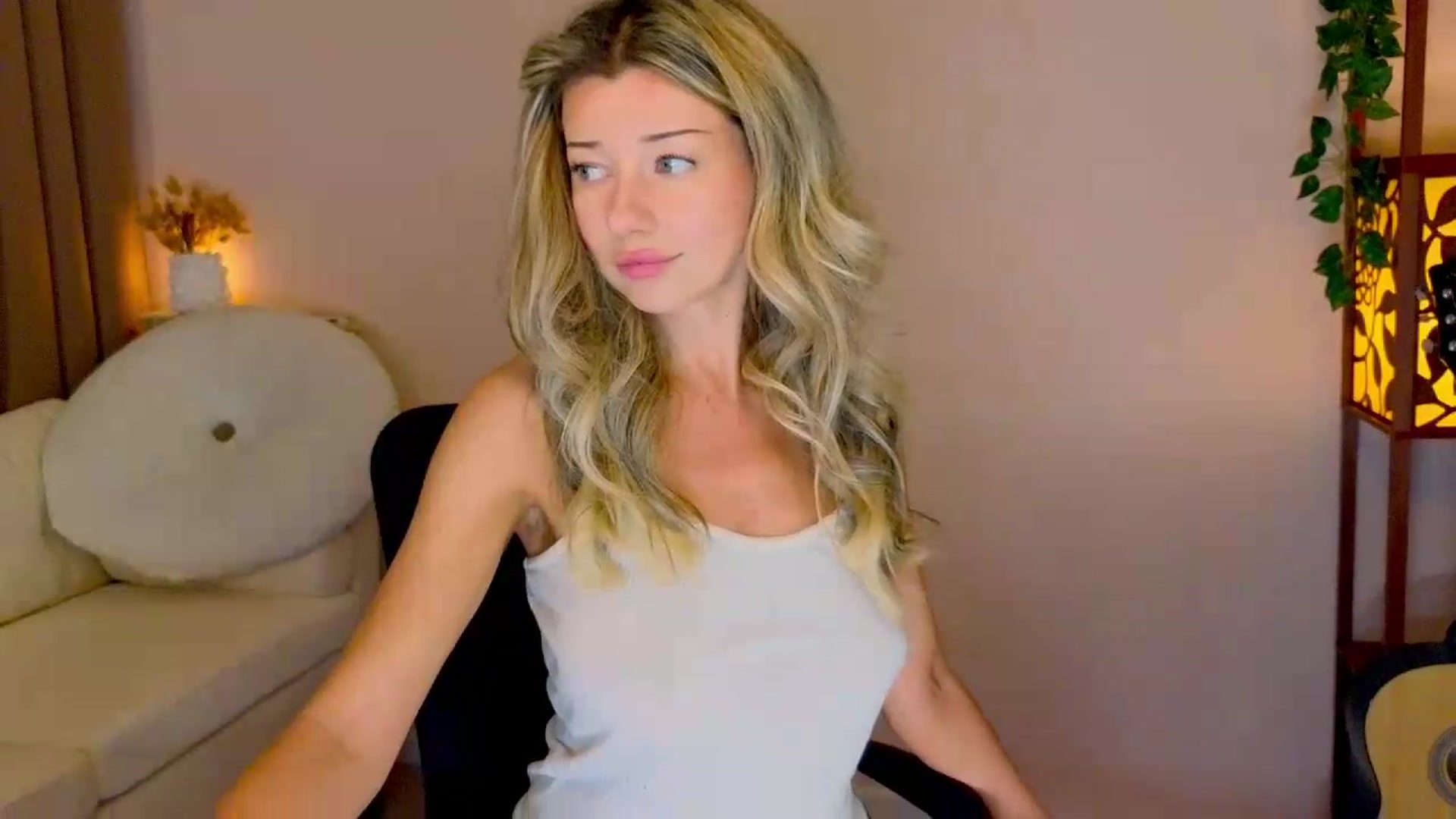Gallery image thumbnail from Lenamuti25's myfreecams stream on, 08/29/2026, 09:29 image 6 of 20