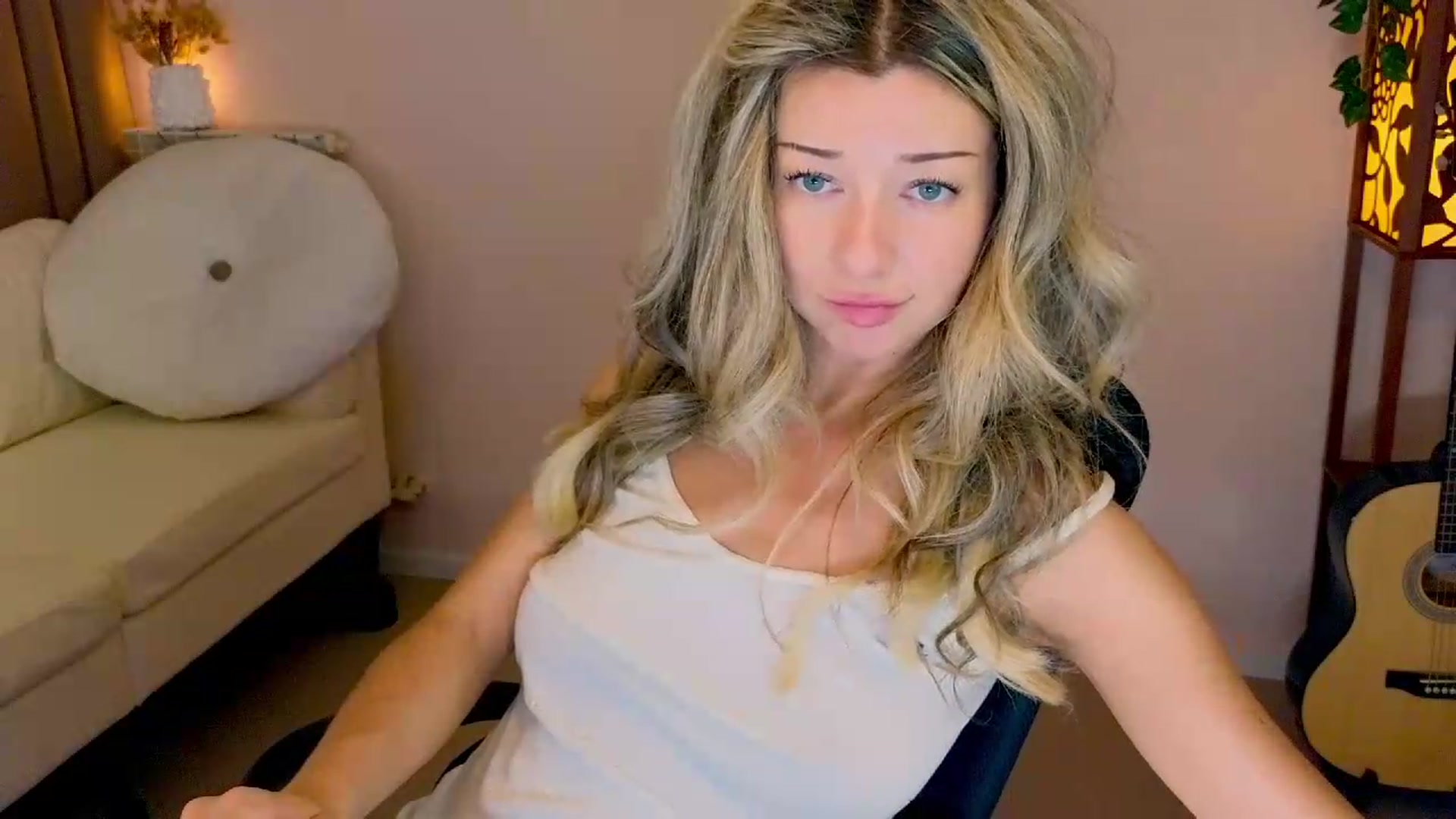 Gallery image thumbnail from Lenamuti25's myfreecams stream on, 08/29/2026, 10:35 image 18 of 20