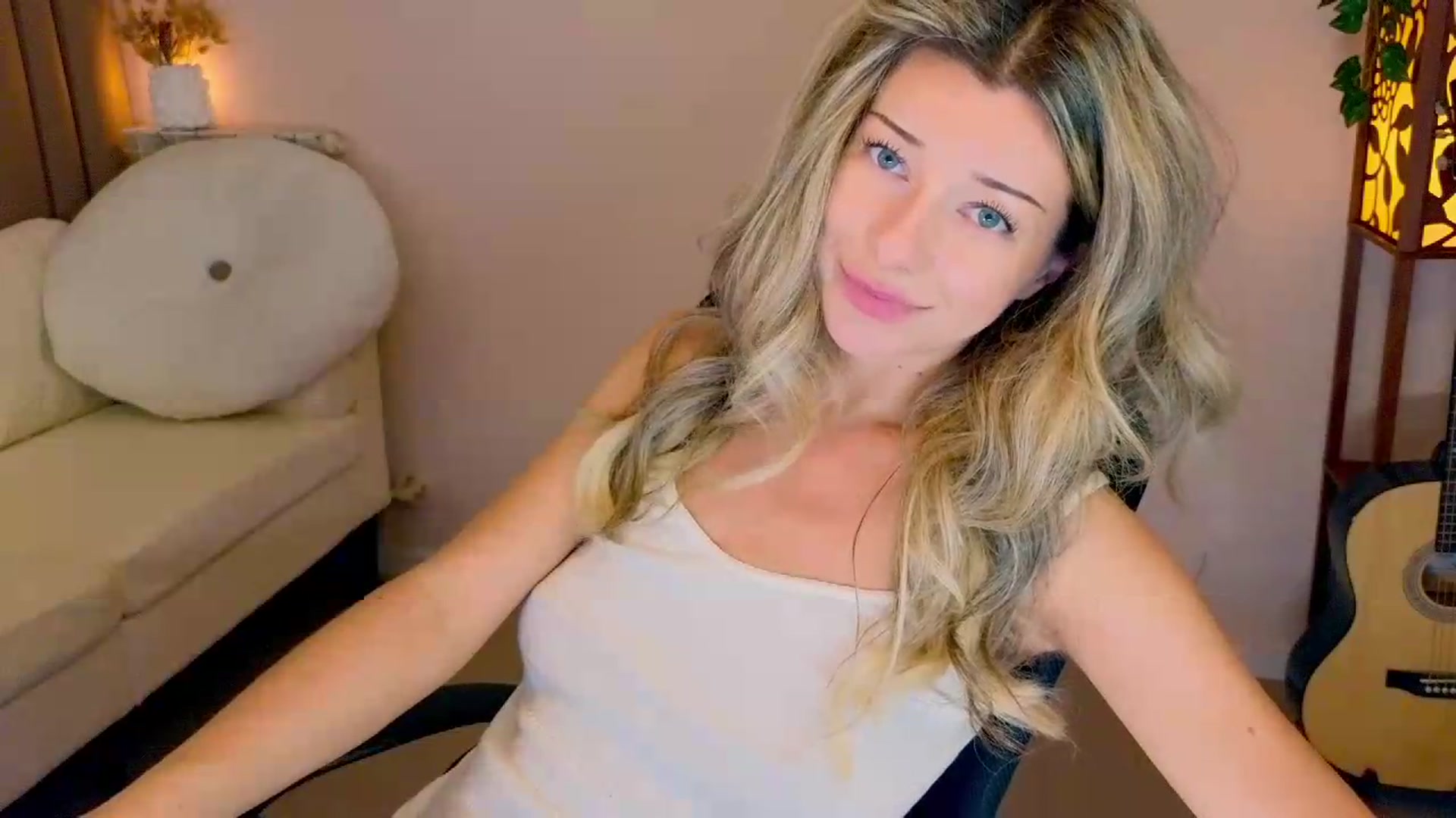 Gallery image thumbnail from Lenamuti25's myfreecams stream on, 08/29/2026, 10:35 image 20 of 20