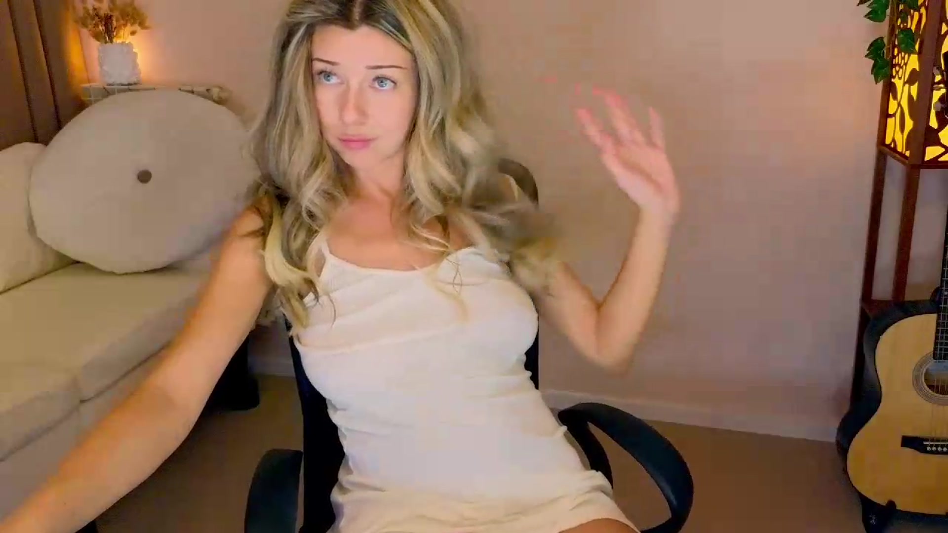 Gallery image thumbnail from Lenamuti25's myfreecams stream on, 08/29/2026, 10:35 image 17 of 20