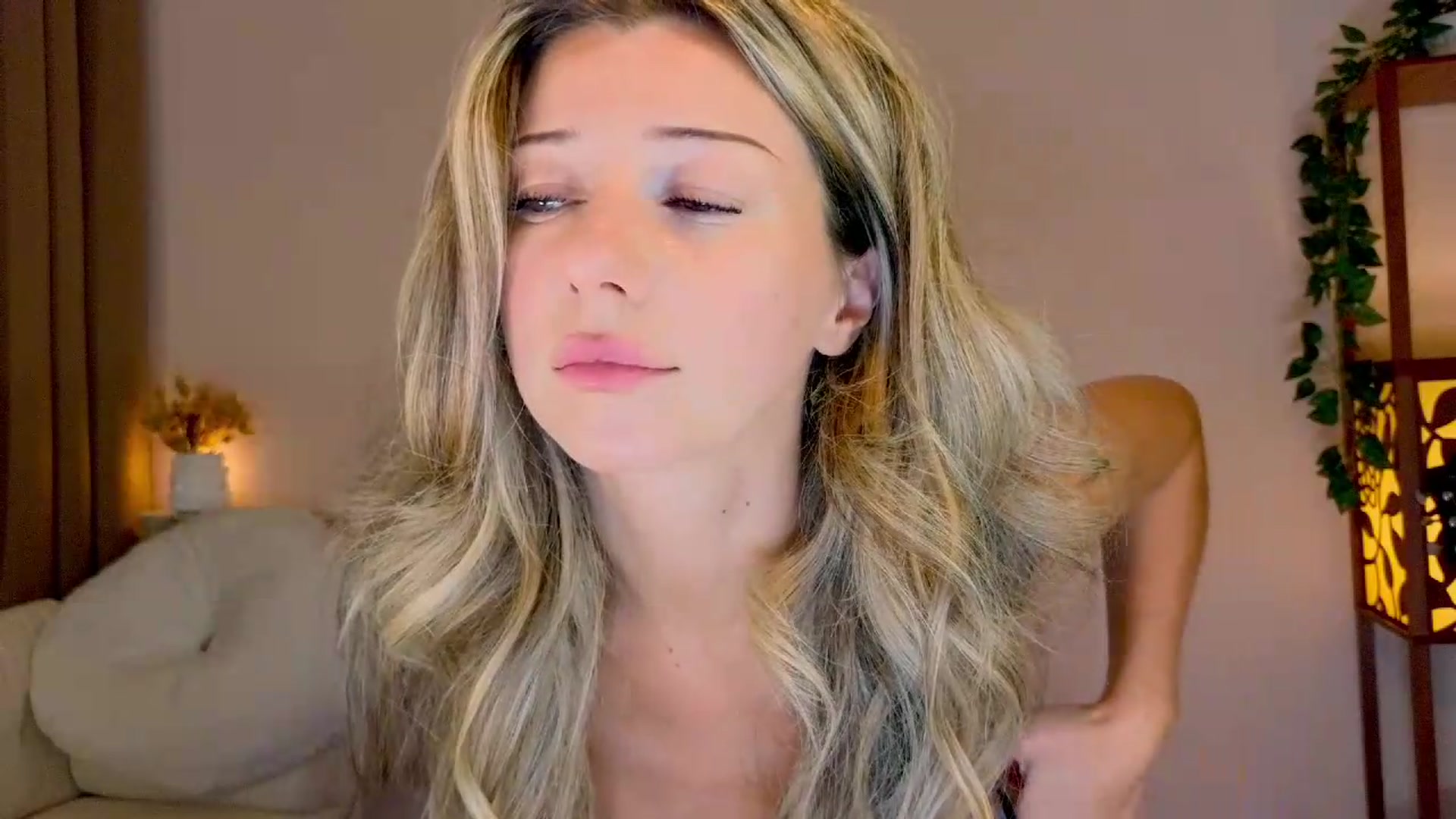 Gallery image thumbnail from Lenamuti25's myfreecams stream on, 08/30/2026, 16:23 image 15 of 20