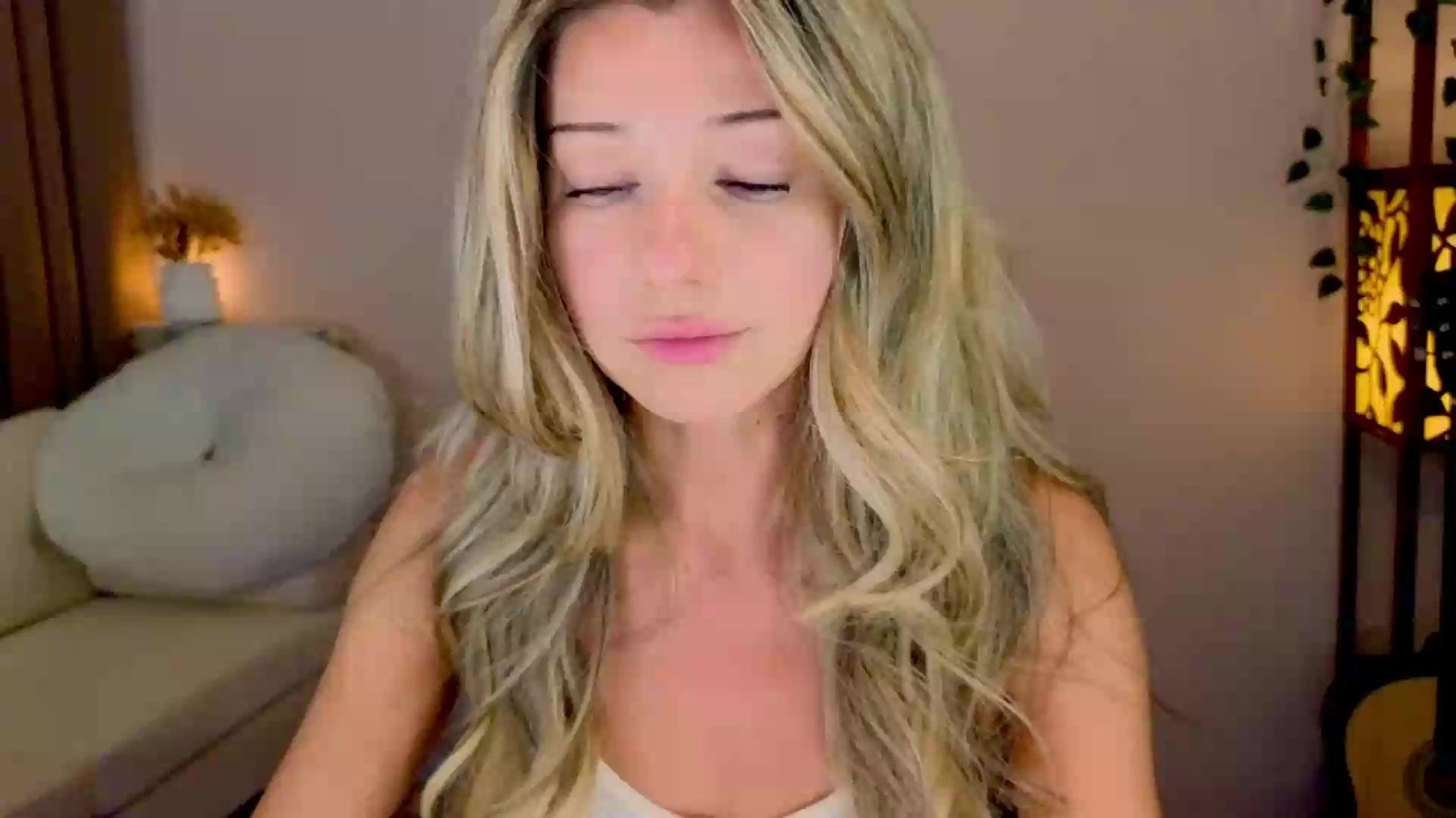 Gallery image thumbnail from Lenamuti25's myfreecams stream on, 09/09/2026, 19:02 image 7 of 20