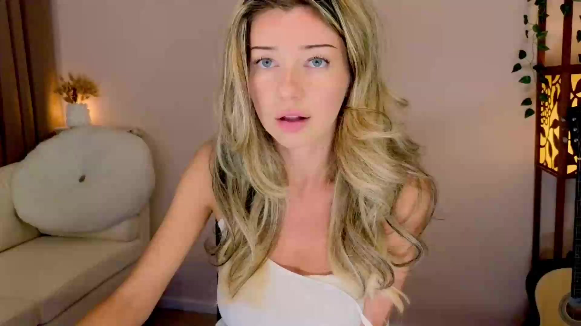 Gallery image thumbnail from Lenamuti25's myfreecams stream on, 09/13/2026, 08:49 image 4 of 20