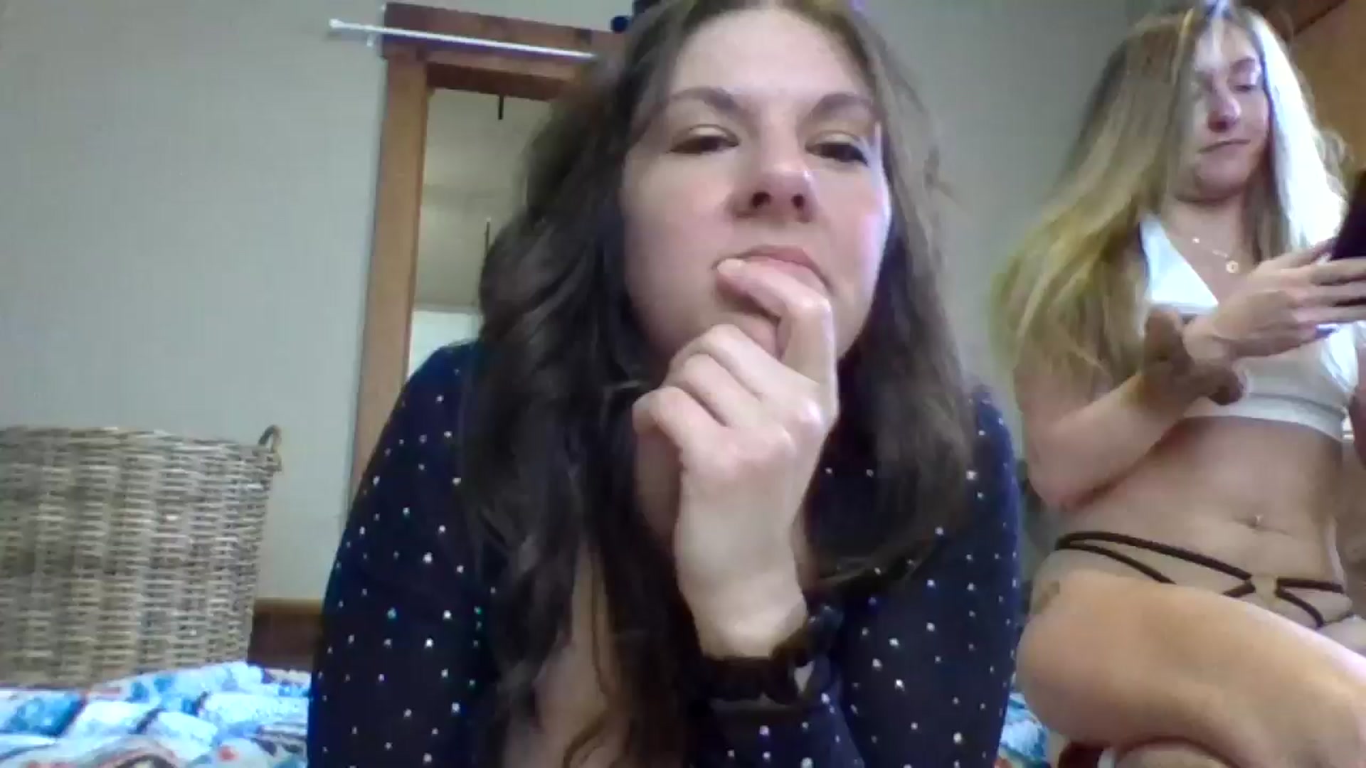 Gallery image thumbnail from LeniHill's myfreecams stream on, 11/20/2024, 17:23 image 9 of 20