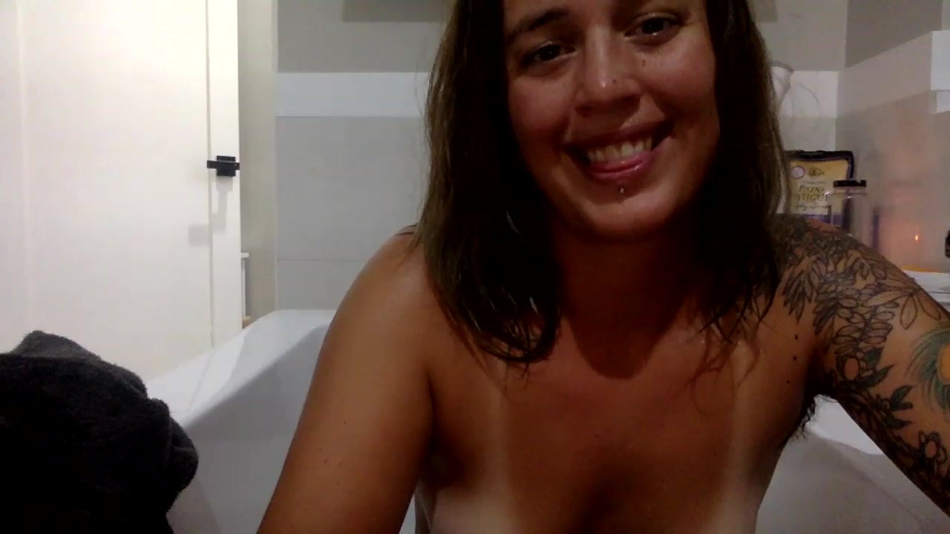 Gallery image thumbnail from Leo_Hazey's myfreecams stream on, 12/27/2022, 08:27 image 8 of 20