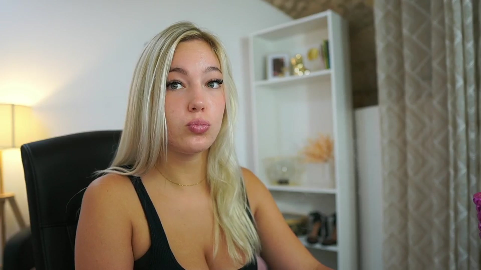 Gallery image thumbnail from Leokitty_'s myfreecams stream on, 07/31/2025, 16:40 image 17 of 20