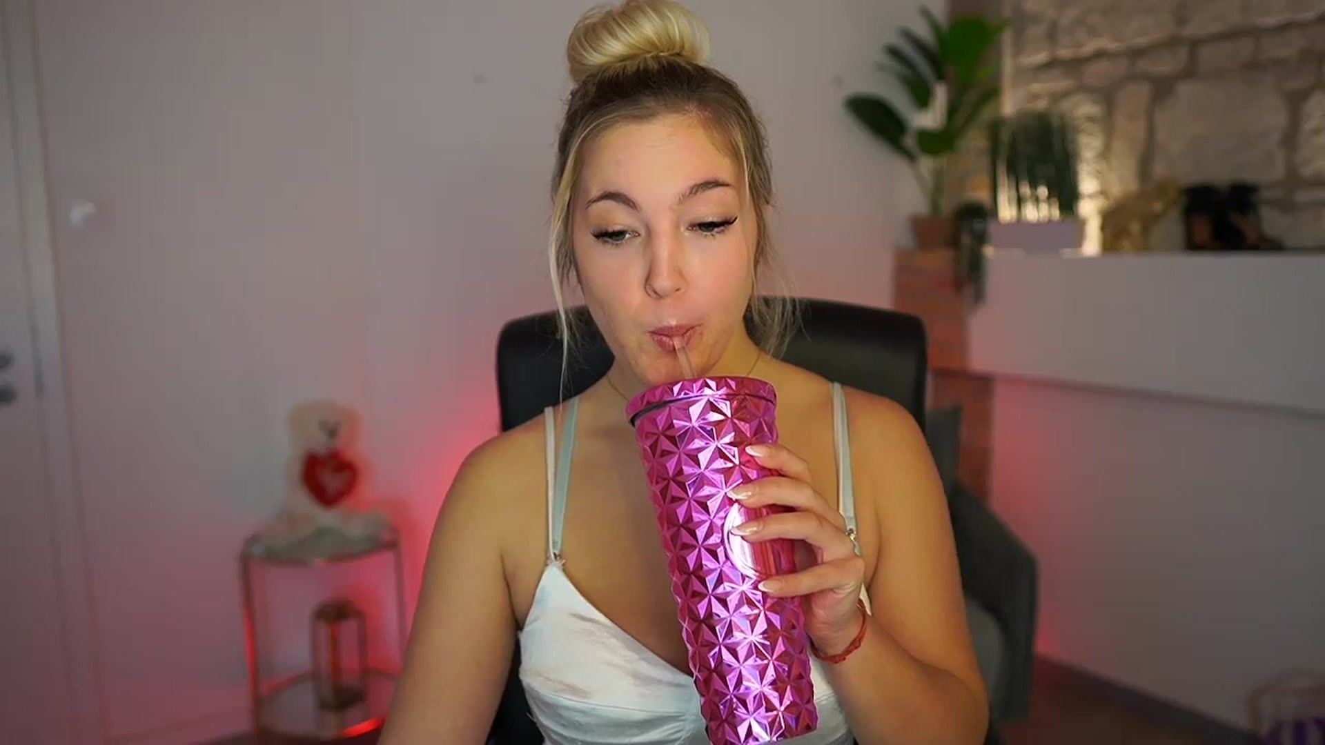 Gallery image thumbnail from Leokitty_'s myfreecams stream on, 12/16/2025, 11:10 image 13 of 20