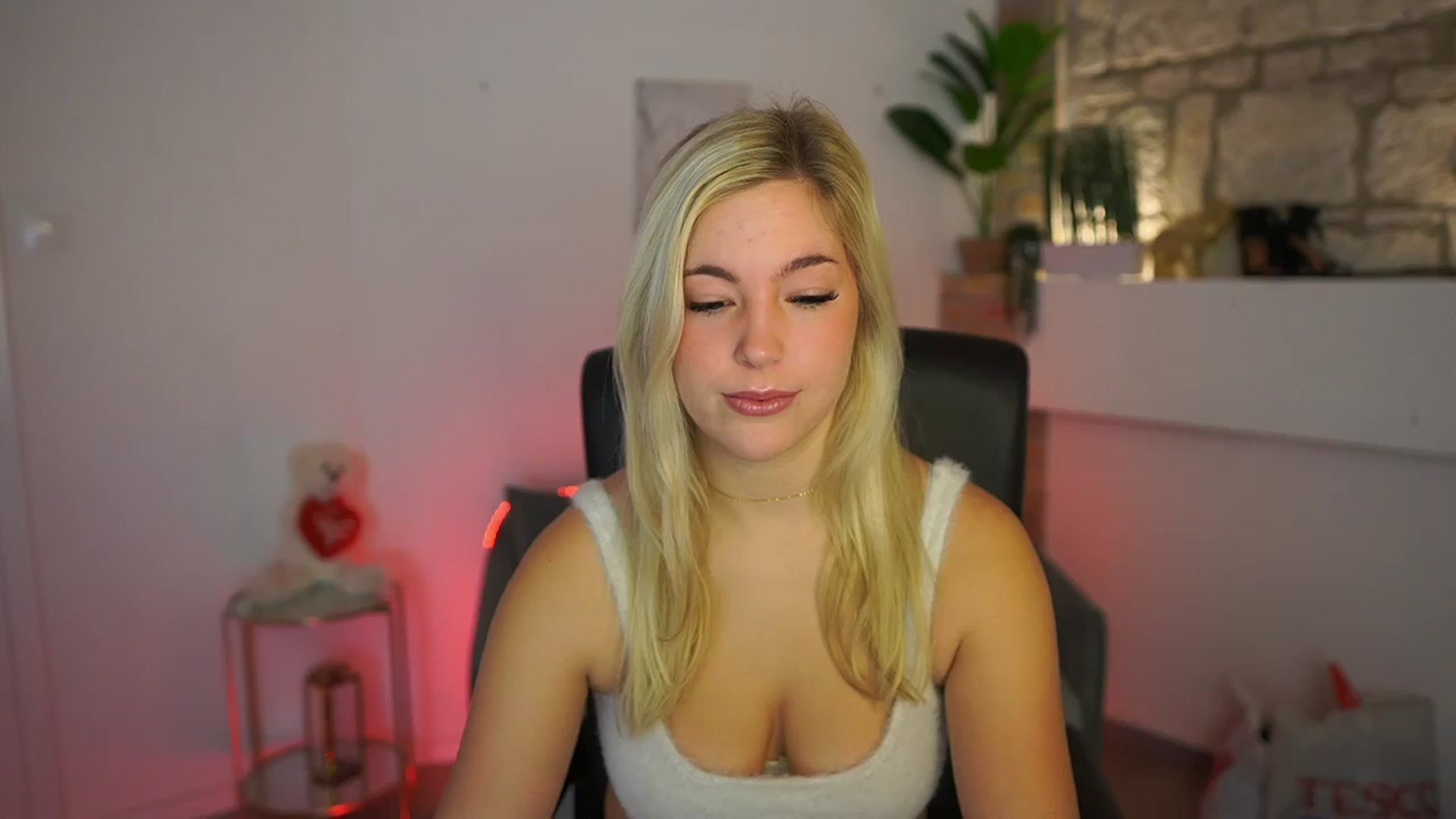 Gallery image thumbnail from Leokitty_'s myfreecams stream on, 12/29/2025, 10:30 image 19 of 20