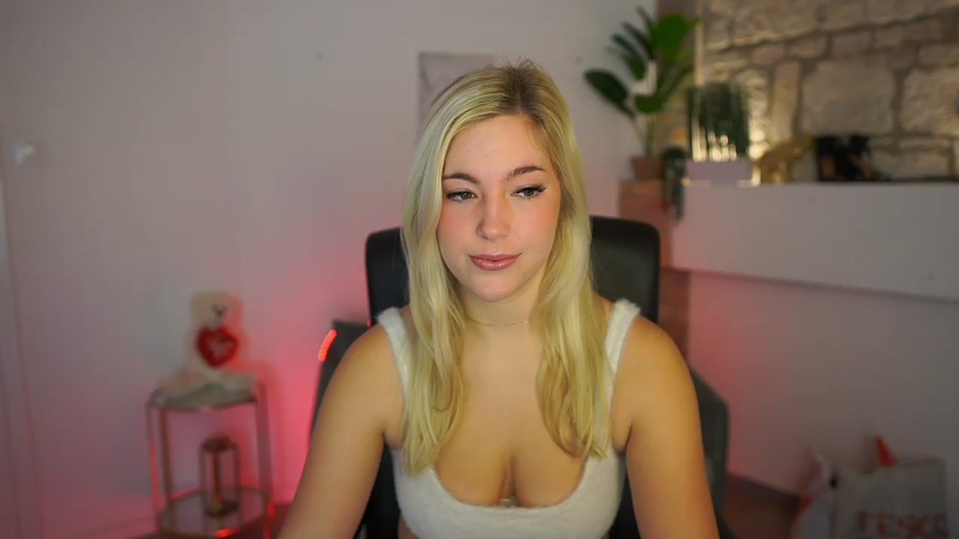 Gallery image thumbnail from Leokitty_'s myfreecams stream on, 12/29/2025, 10:30 image 17 of 20