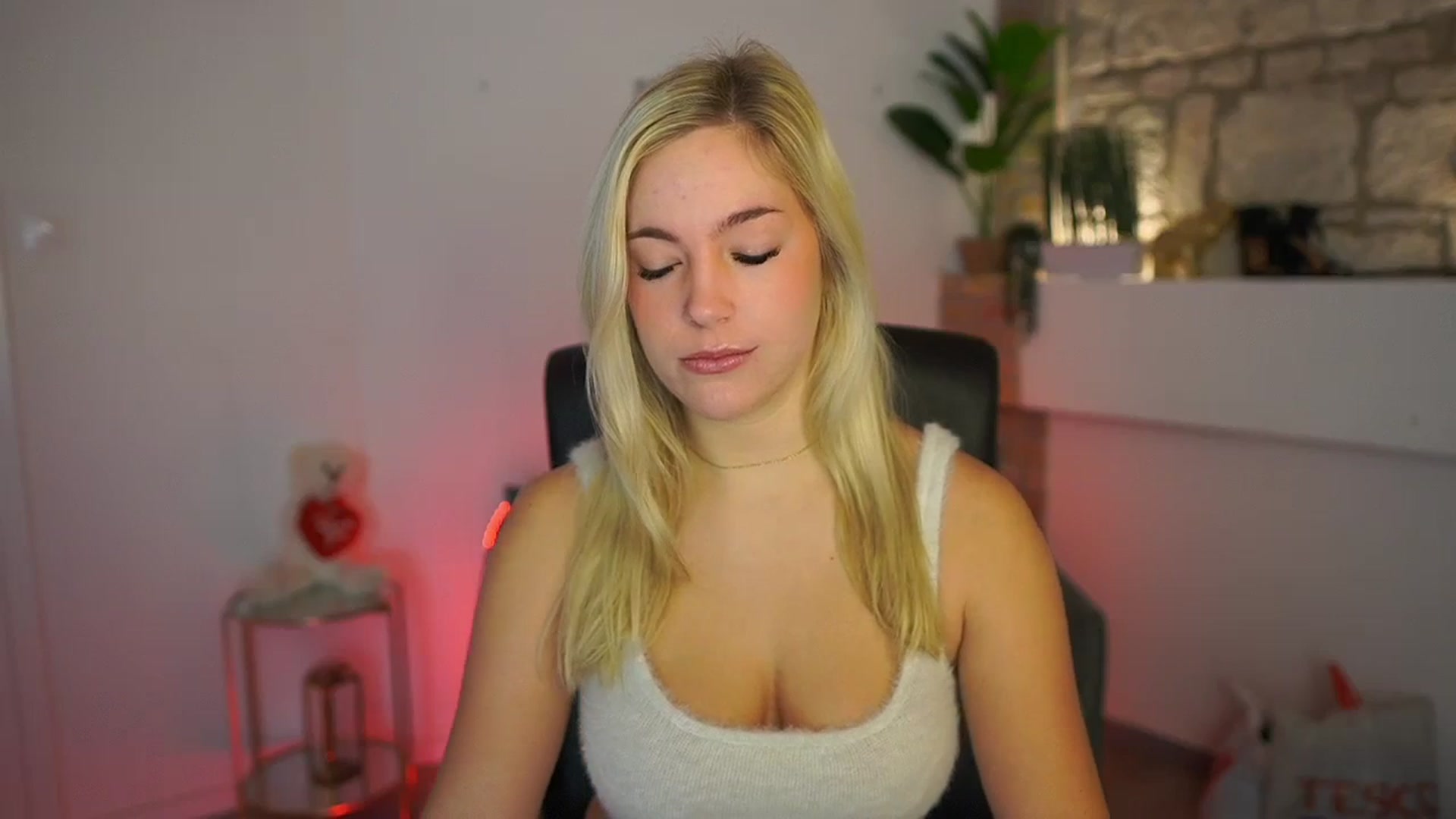 Gallery image thumbnail from Leokitty_'s myfreecams stream on, 12/29/2025, 10:30 image 12 of 20