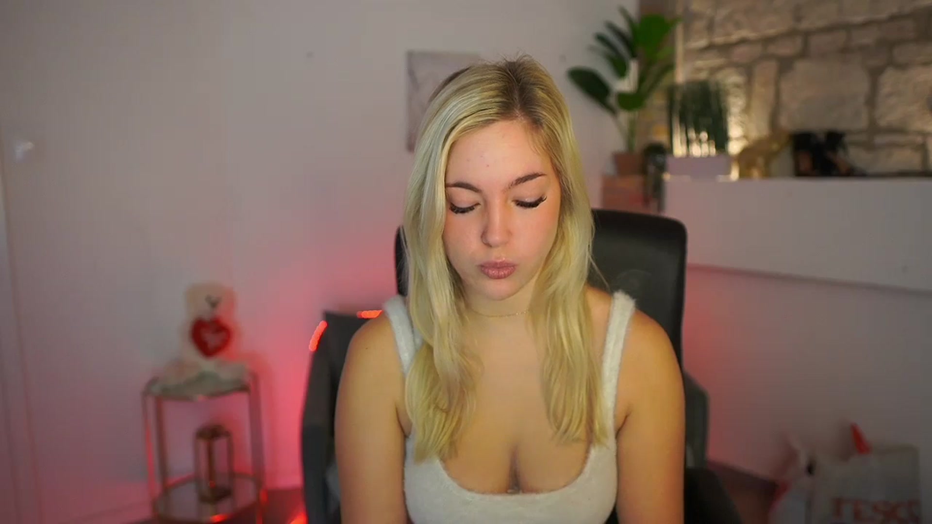 Gallery image thumbnail from Leokitty_'s myfreecams stream on, 12/29/2025, 11:27 image 10 of 20