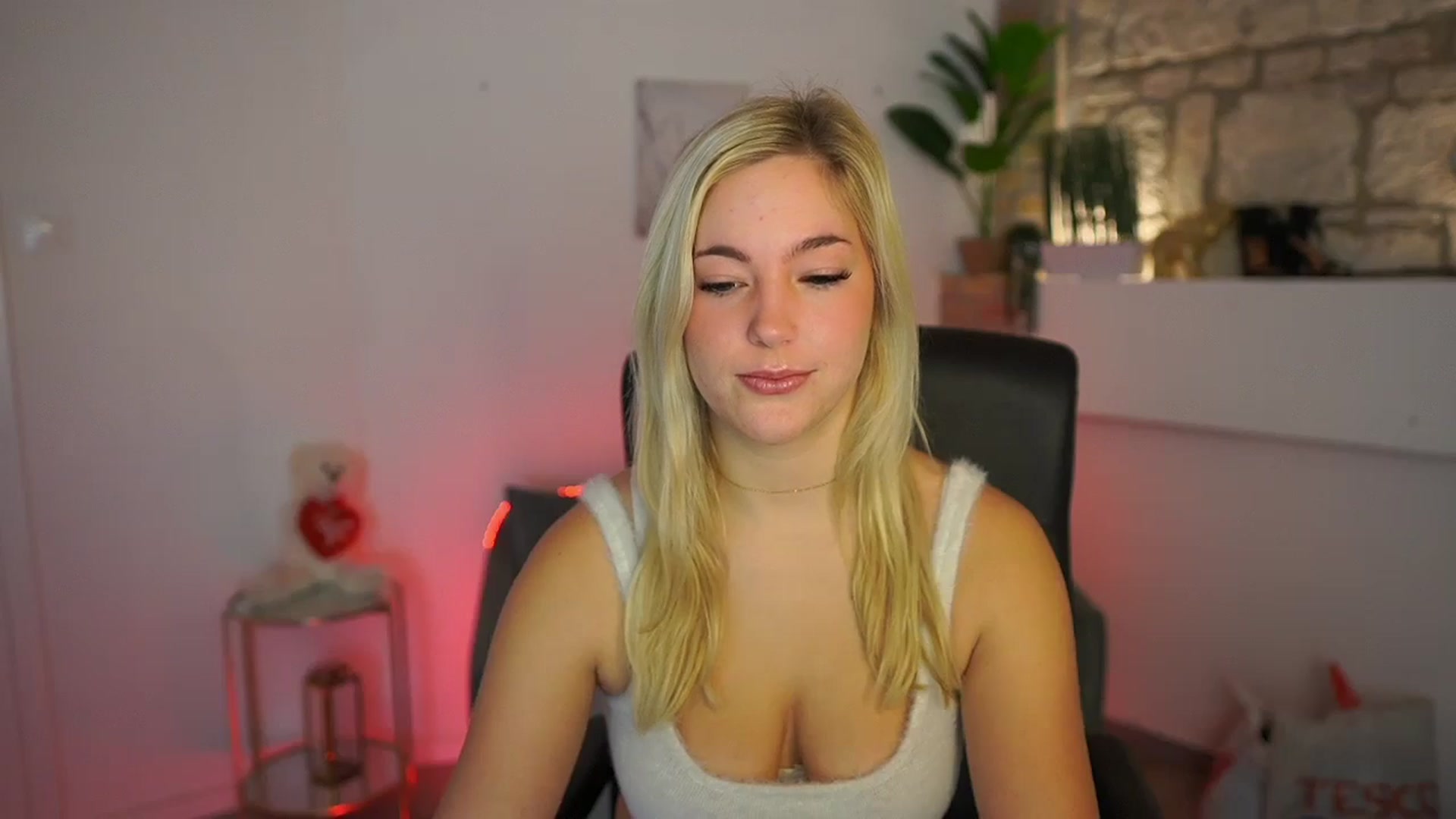 Gallery image thumbnail from Leokitty_'s myfreecams stream on, 12/29/2025, 11:27 image 12 of 20
