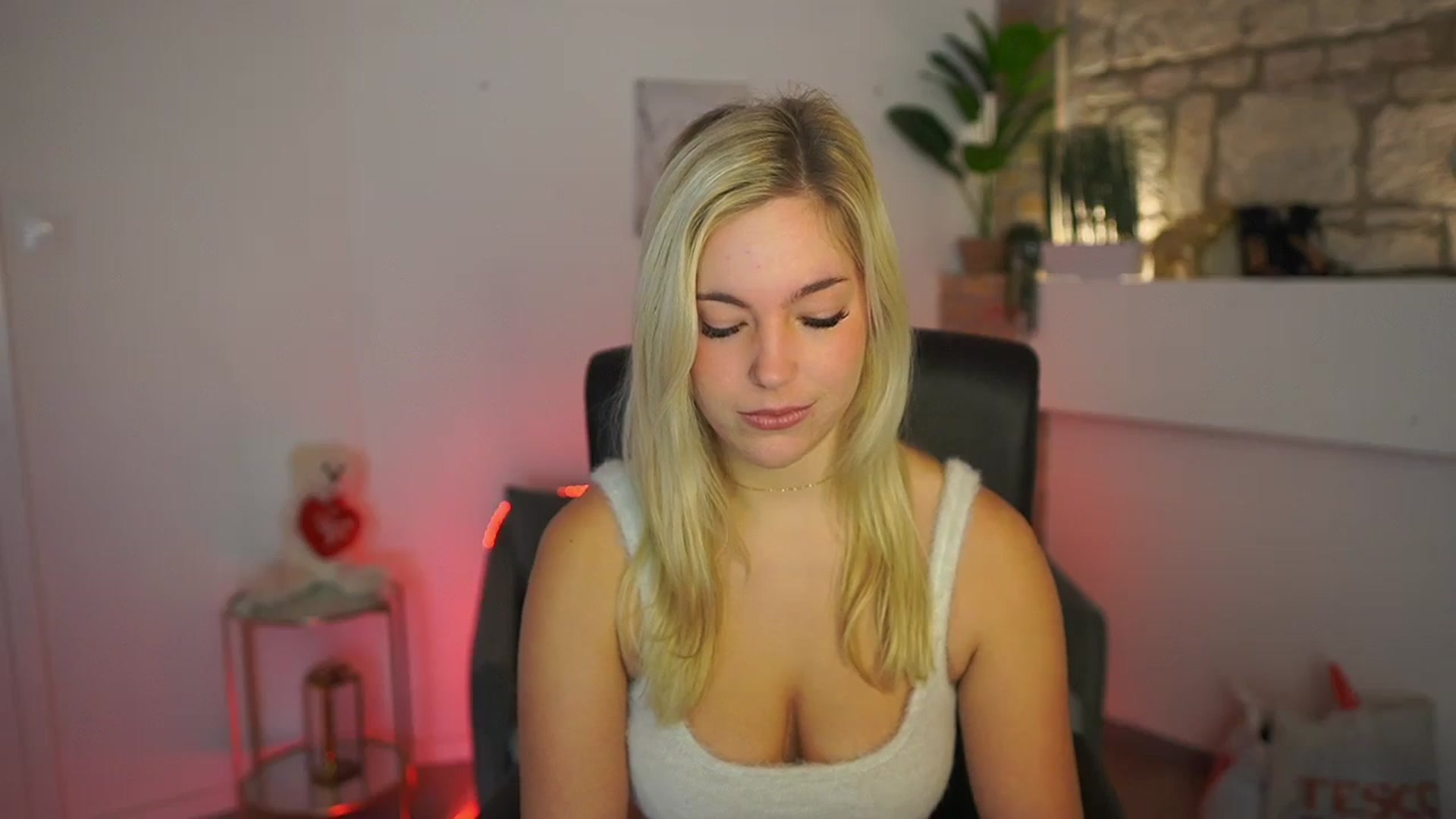 Gallery image thumbnail from Leokitty_'s myfreecams stream on, 12/29/2025, 13:50 image 12 of 20