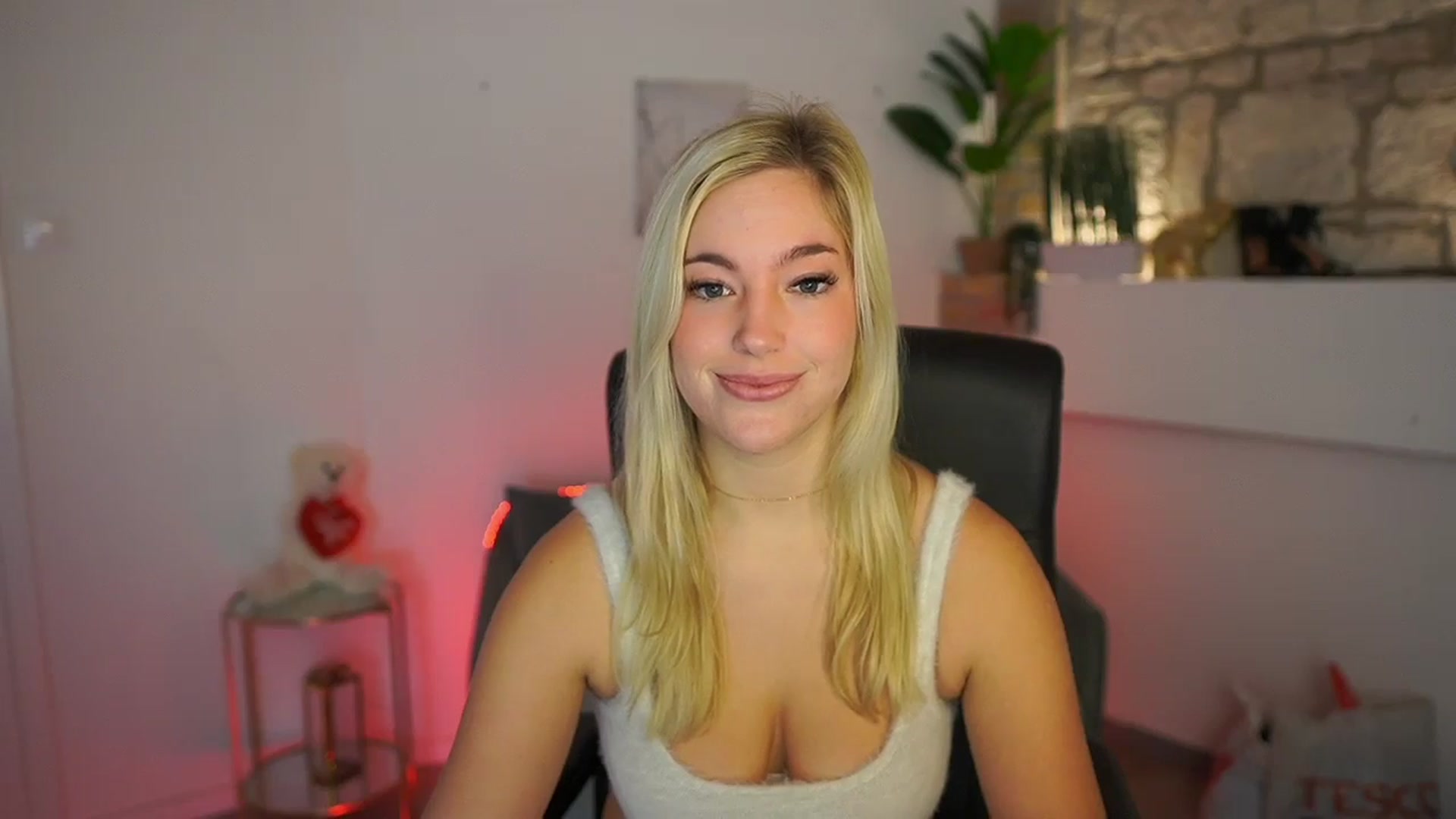 Gallery image thumbnail from Leokitty_'s myfreecams stream on, 12/29/2025, 13:50 image 17 of 20