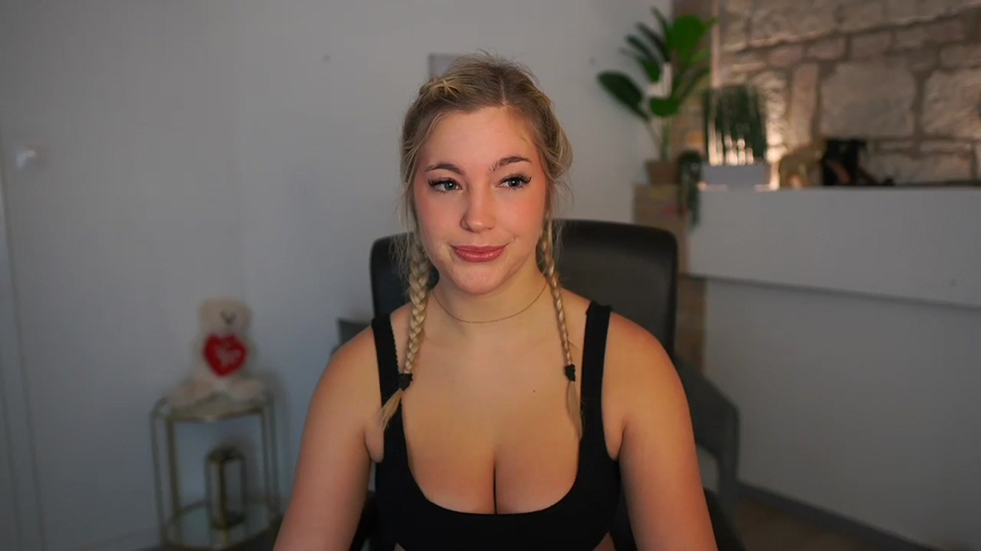 Gallery image thumbnail from Leokitty_'s myfreecams stream on, 01/07/2026, 18:22 image 12 of 20