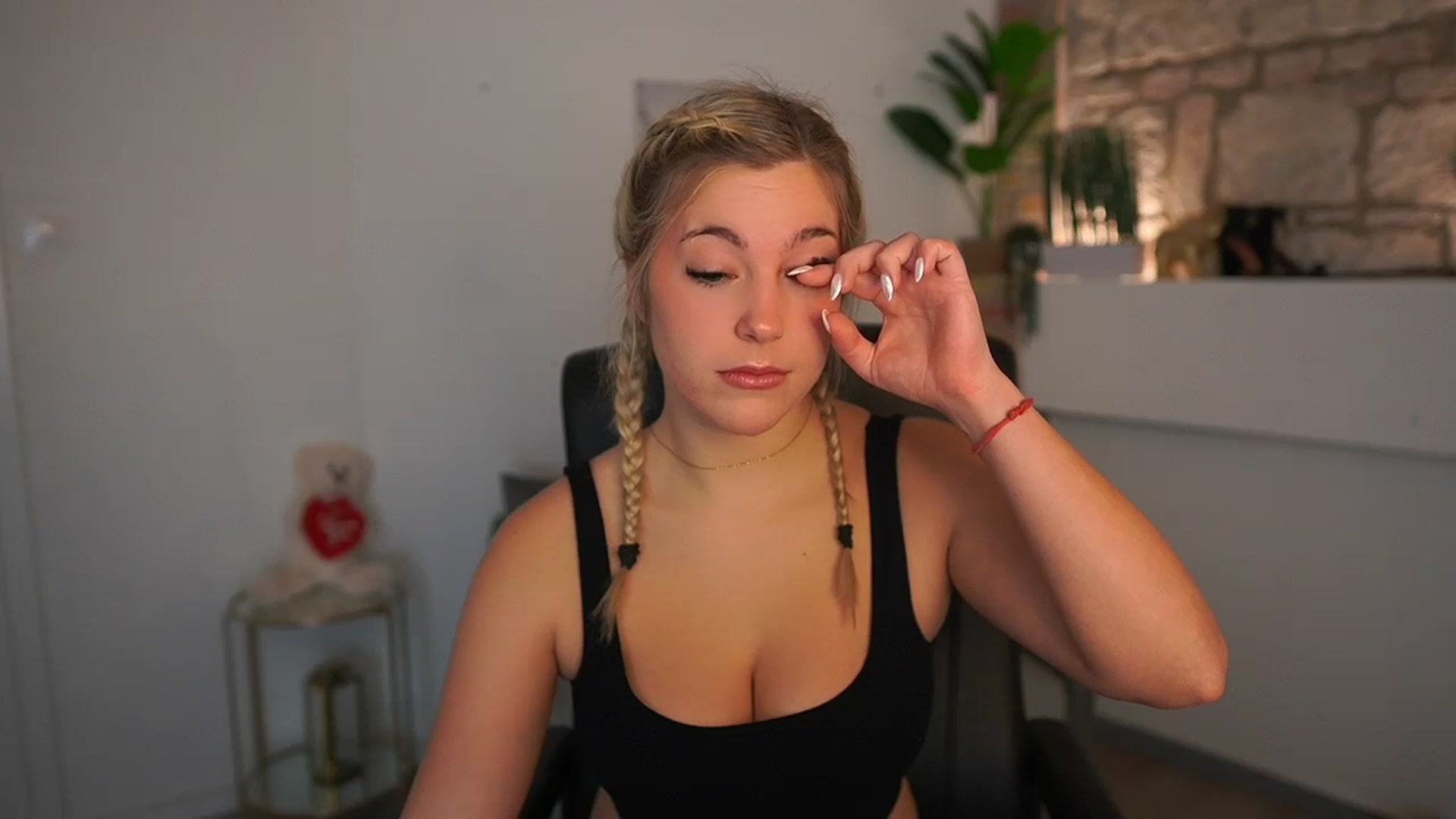 Gallery image thumbnail from Leokitty_'s myfreecams stream on, 01/07/2026, 18:22 image 2 of 20