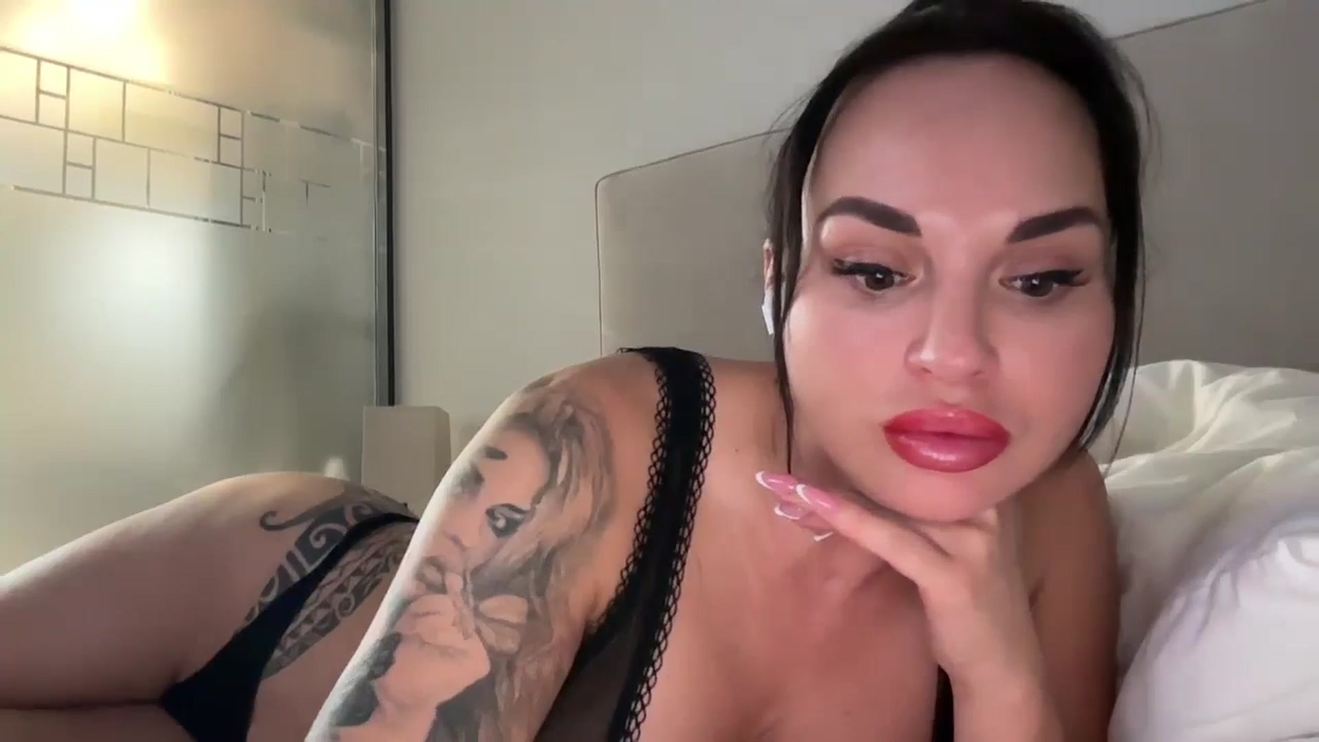 Gallery image thumbnail from LeraCrystal's myfreecams stream on, 09/24/2024, 13:20 image 6 of 20