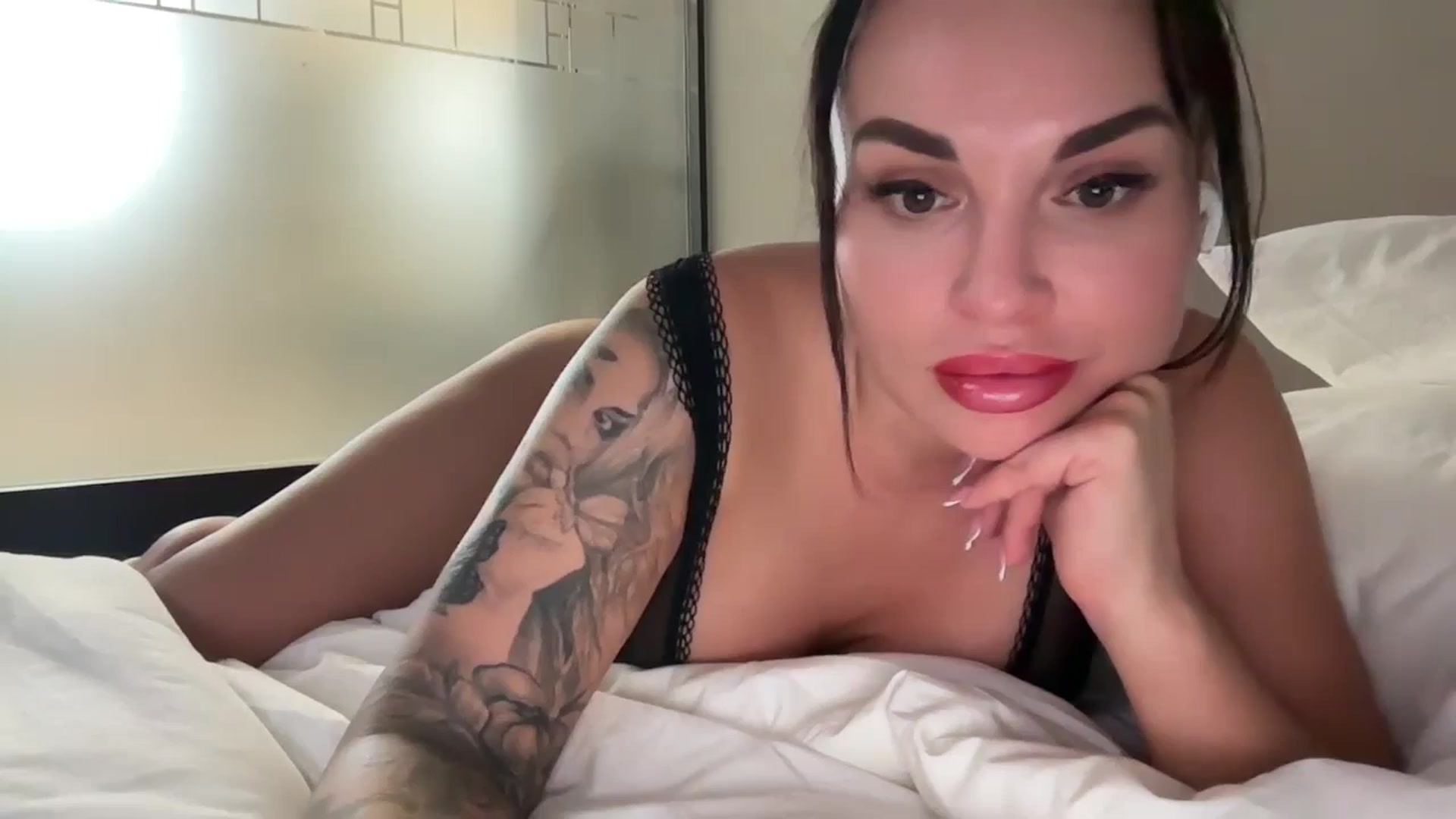 Gallery image thumbnail from LeraCrystal's myfreecams stream on, 09/24/2024, 13:20 image 1 of 20