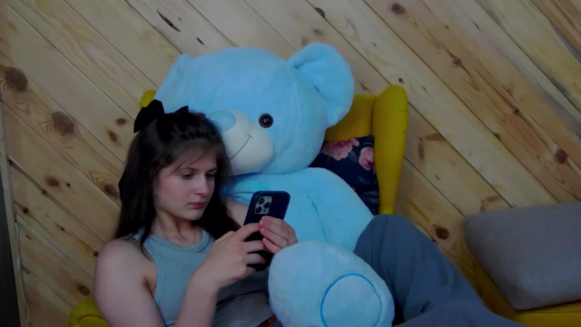 Gallery image thumbnail from LeslieKat's myfreecams stream on, 04/08/2024, 23:38 image 3 of 20