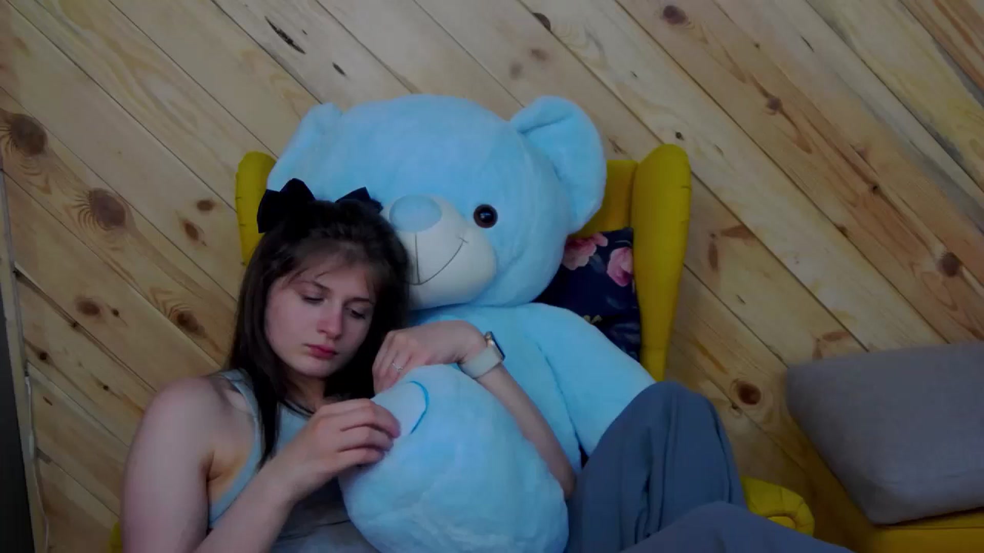 Gallery image thumbnail from LeslieKat's myfreecams stream on, 04/08/2024, 23:38 image 17 of 20