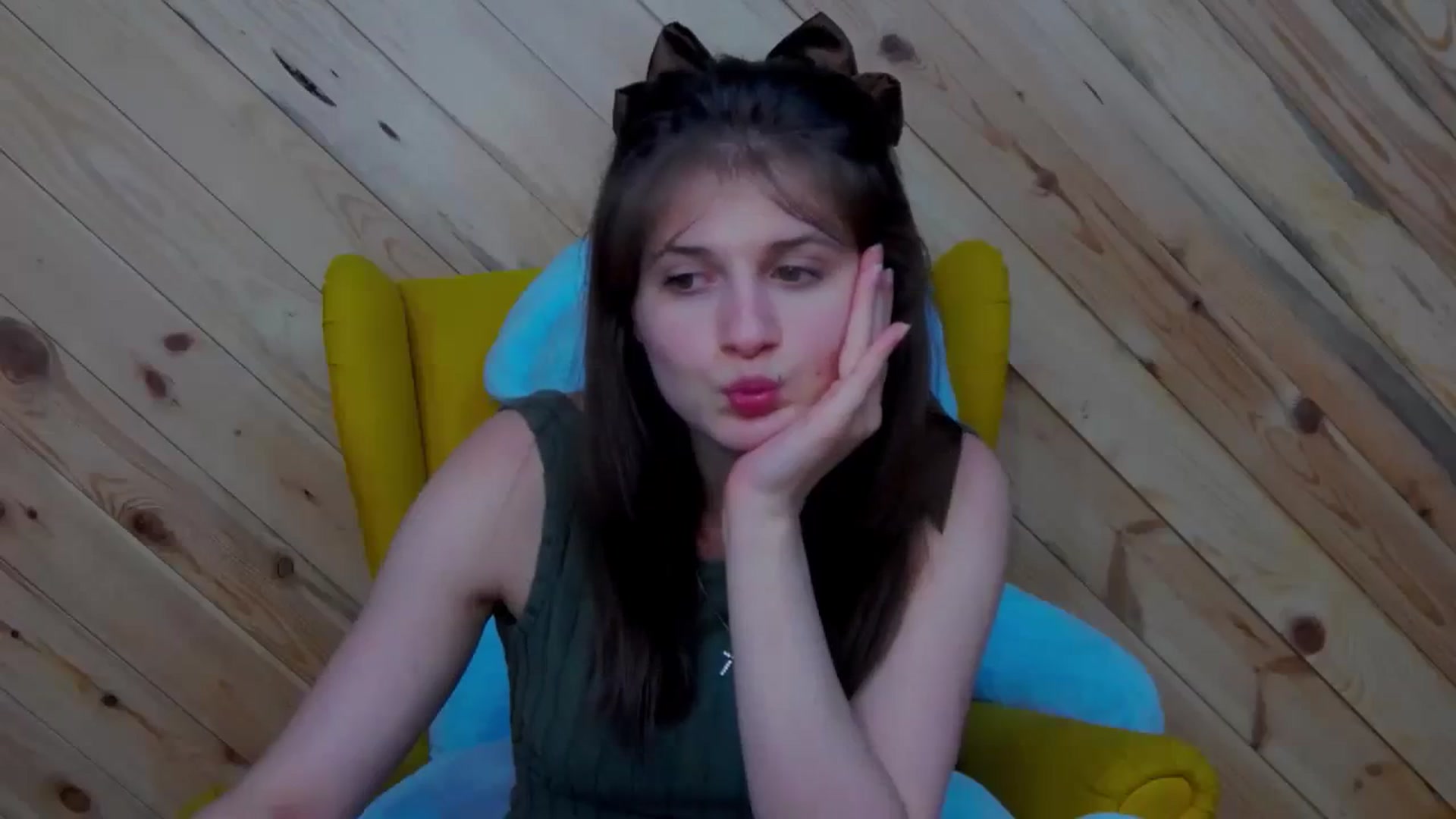 Gallery image thumbnail from LeslieKat's myfreecams stream on, 04/10/2024, 21:39 image 17 of 20