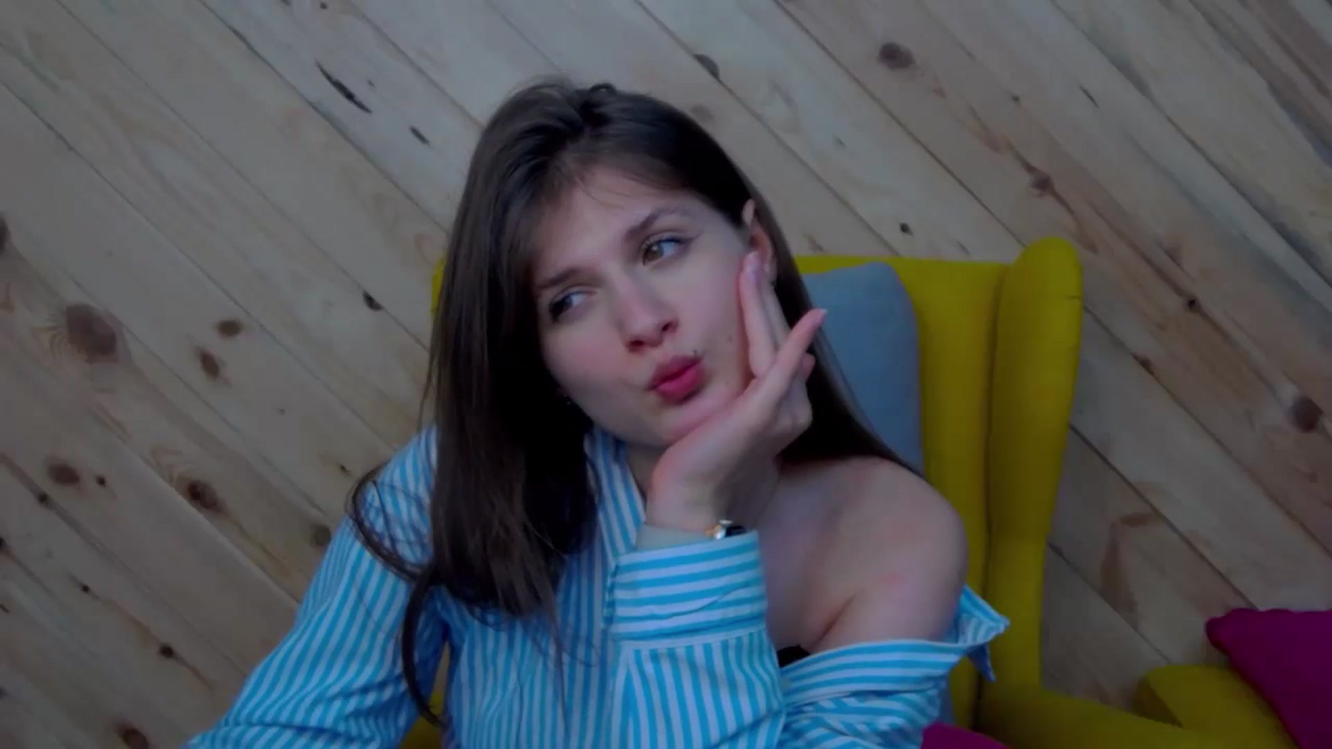 Gallery image thumbnail from LeslieKat's myfreecams stream on, 04/25/2024, 18:31 image 6 of 20
