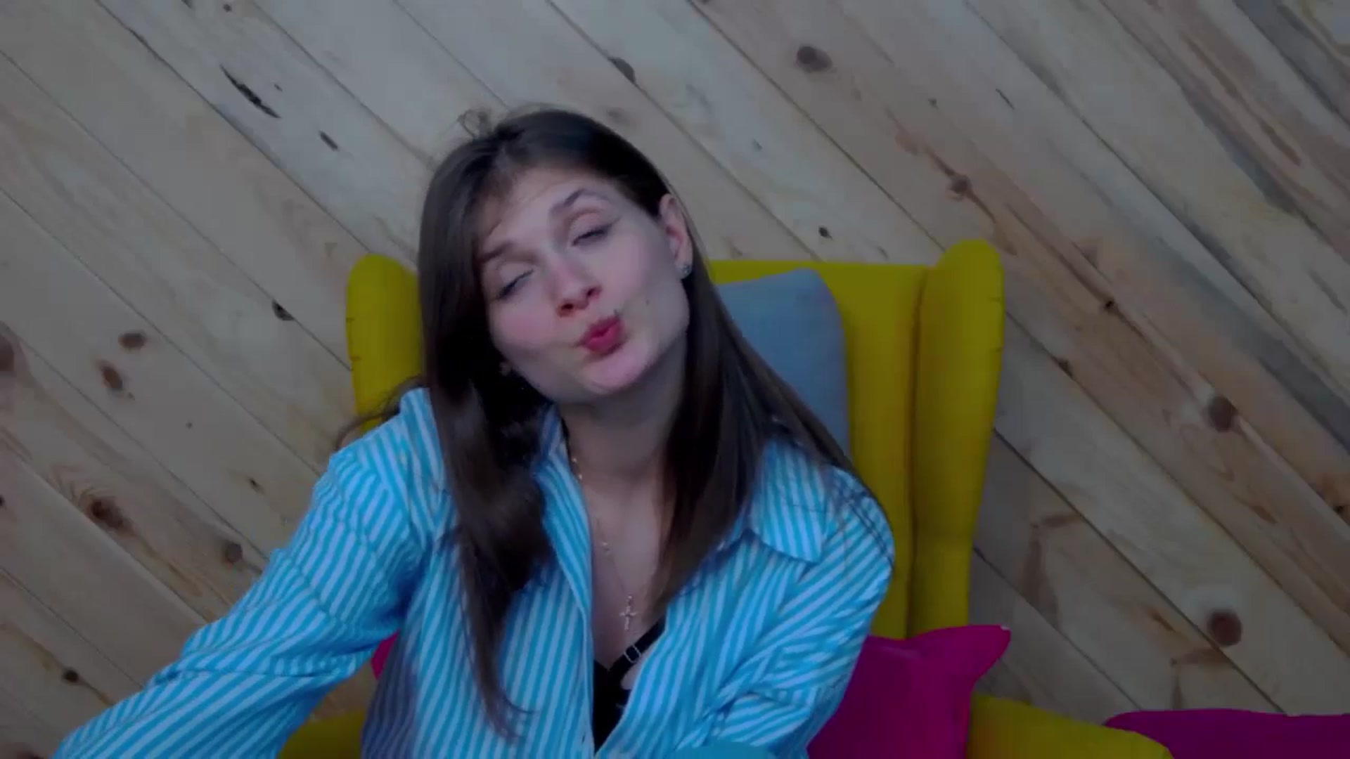 Gallery image thumbnail from LeslieKat's myfreecams stream on, 04/25/2024, 22:22 image 17 of 20