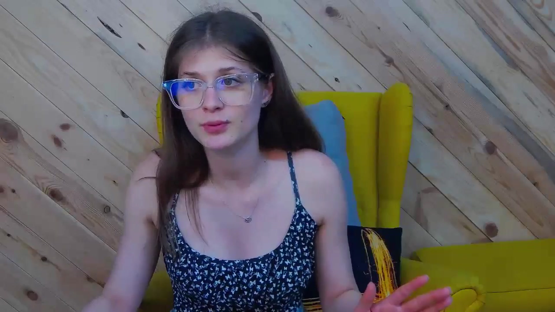 Gallery image thumbnail from LeslieKat's myfreecams stream on, 05/20/2024, 01:01 image 6 of 20