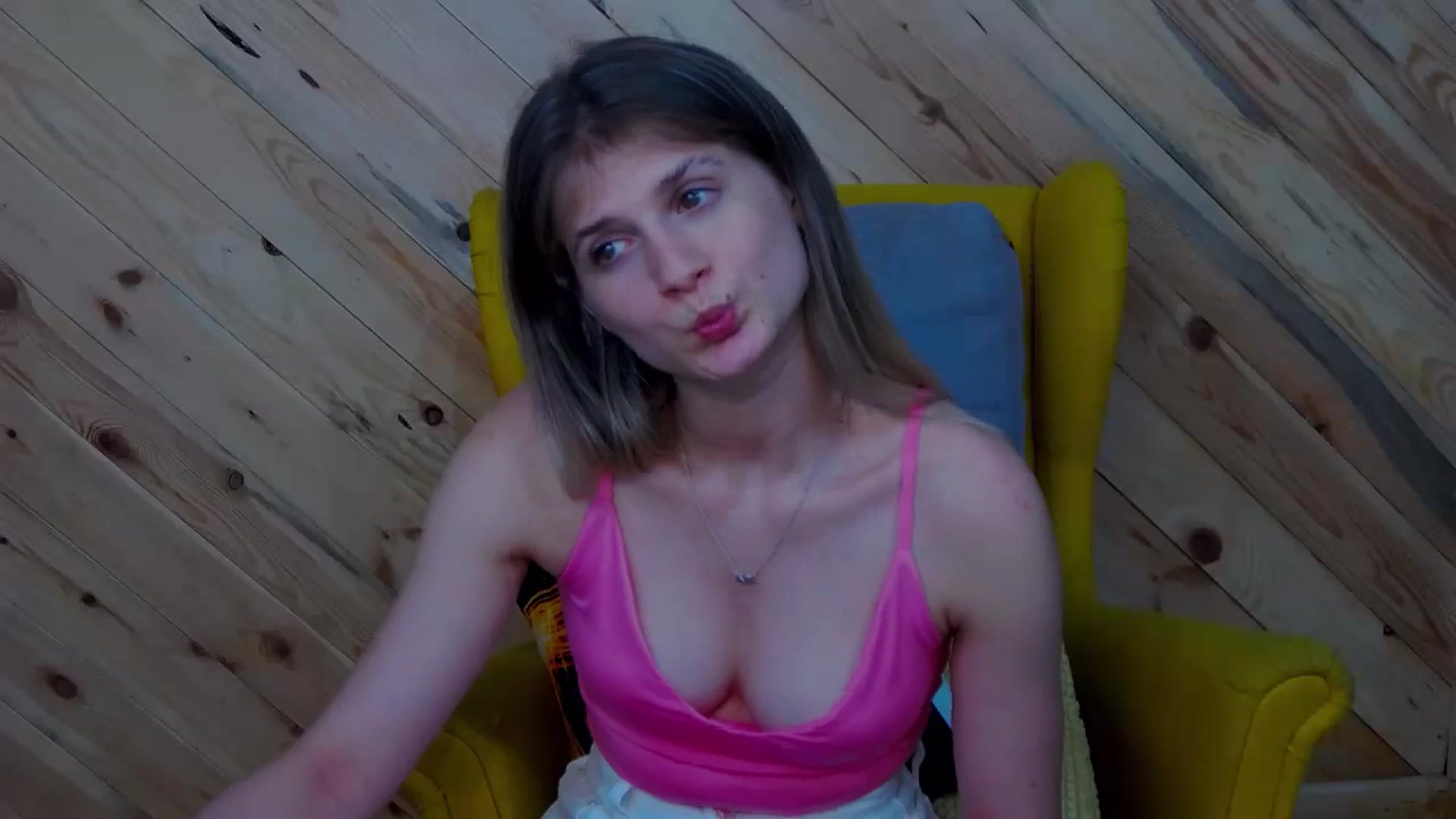Gallery image thumbnail from LeslieKat's myfreecams stream on, 06/25/2024, 20:56 image 18 of 20