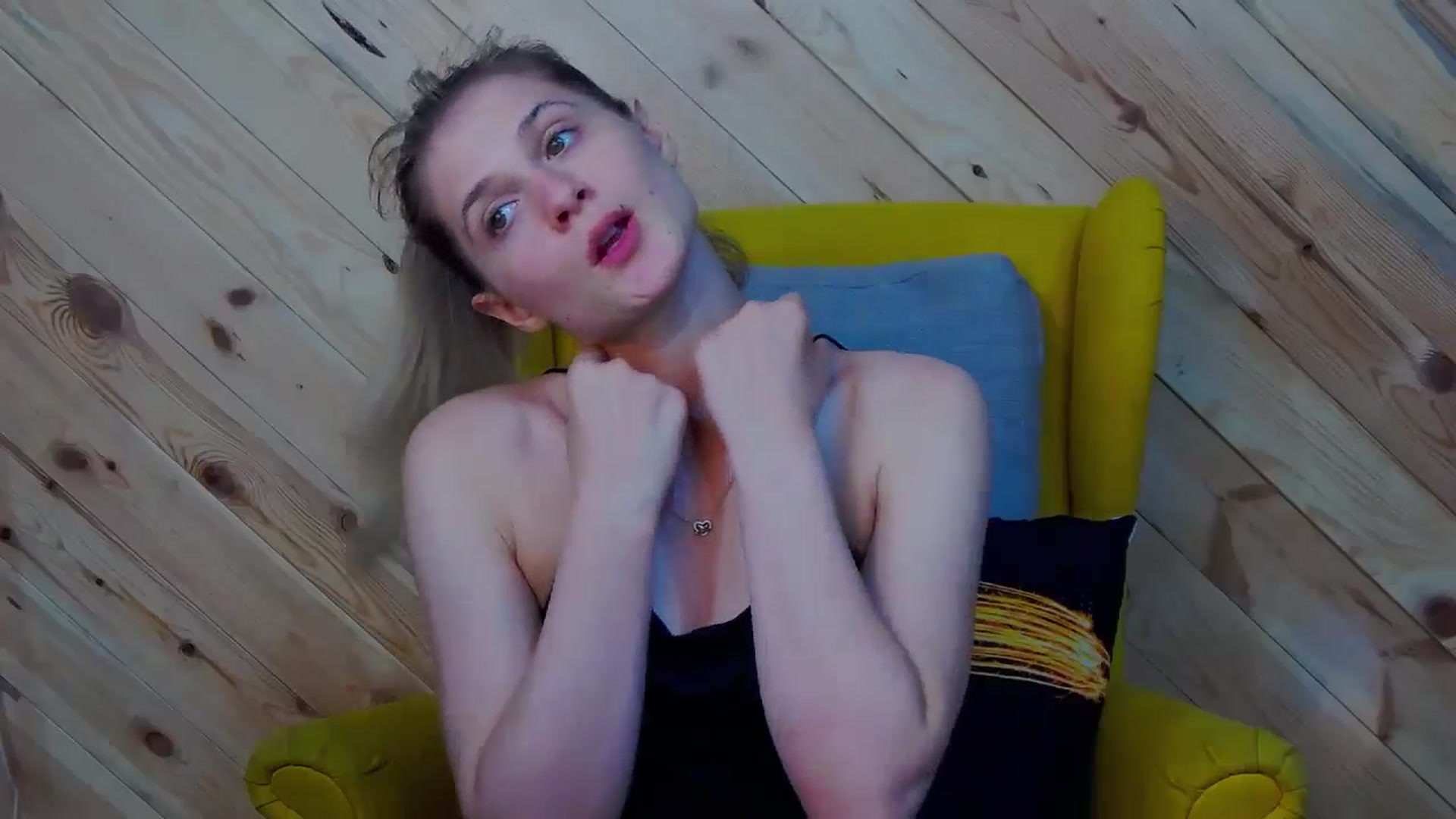 Gallery image thumbnail from LeslieKat's myfreecams stream on, 07/03/2024, 20:06 image 15 of 20