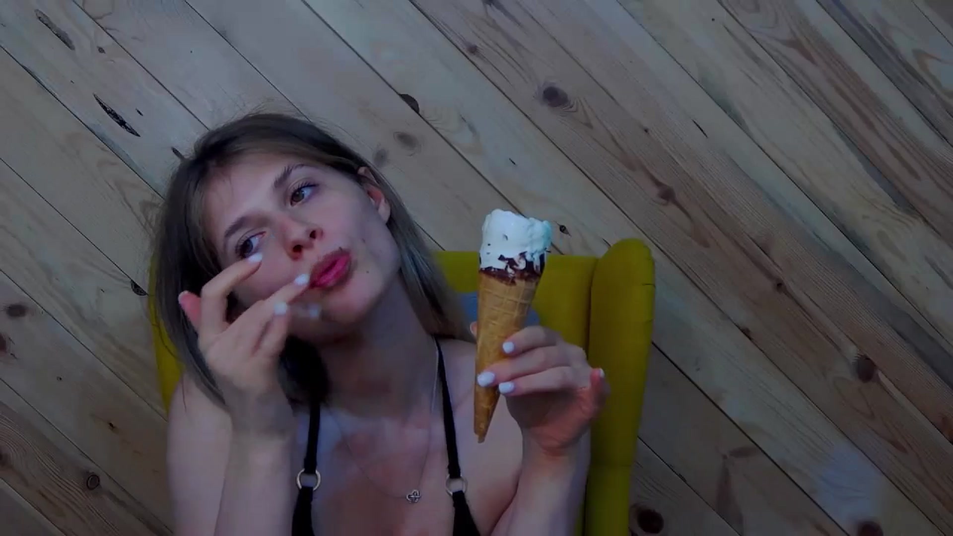 Gallery image thumbnail from LeslieKat's myfreecams stream on, 08/11/2024, 22:14 image 17 of 20