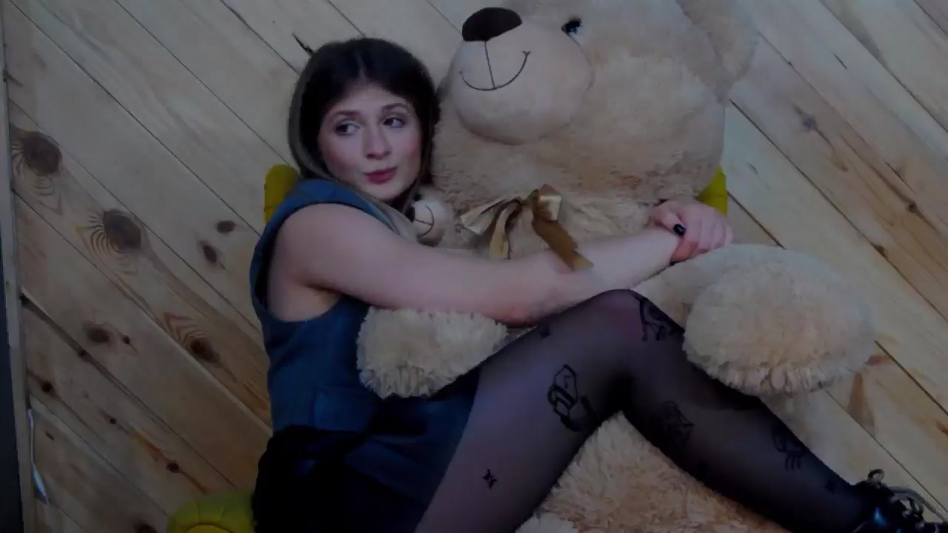 Gallery image thumbnail from LeslieKat's myfreecams stream on, 10/27/2024, 21:58 image 17 of 20