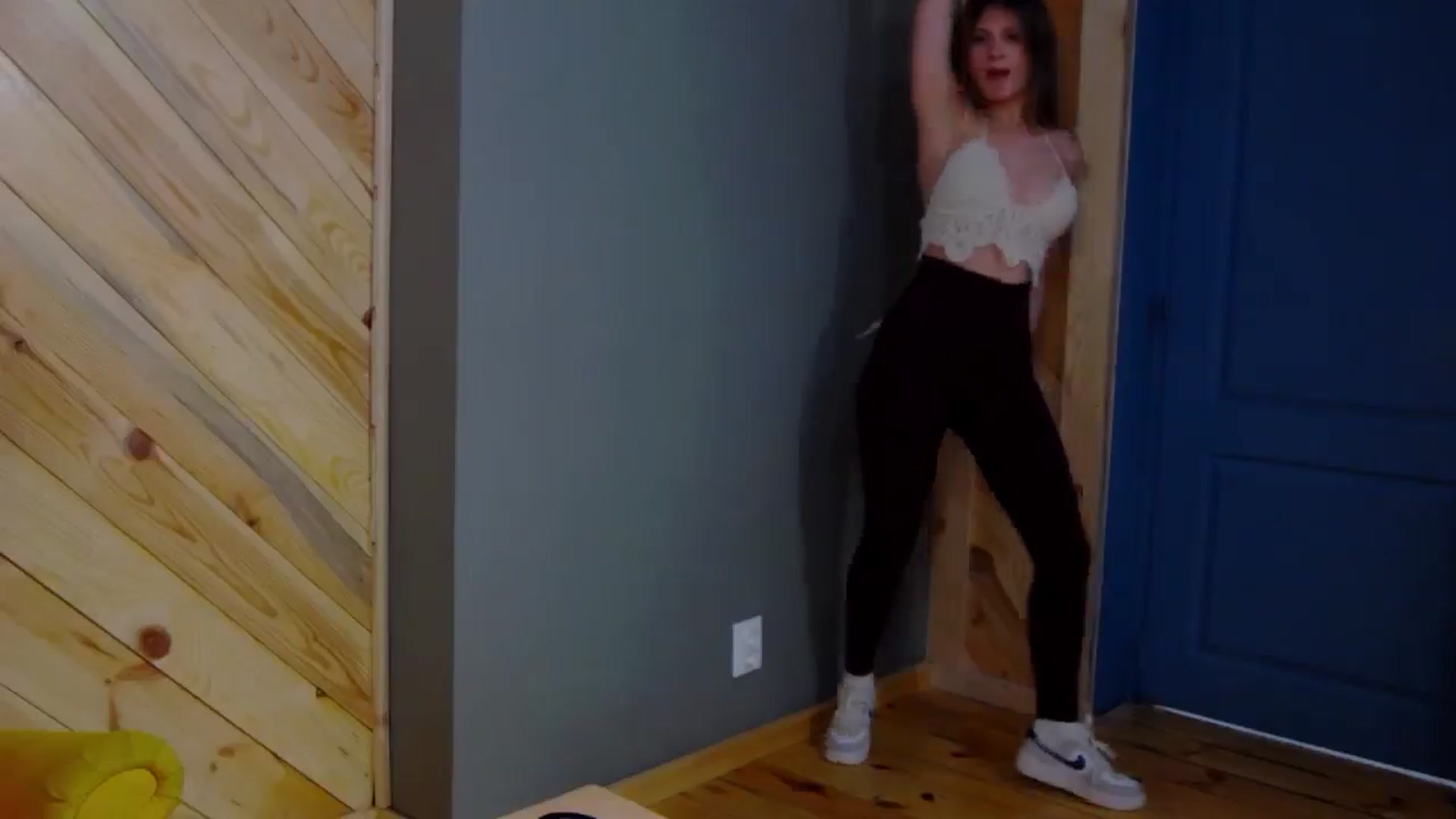 Gallery image thumbnail from LeslieKat's myfreecams stream on, 11/10/2024, 23:59 image 19 of 20