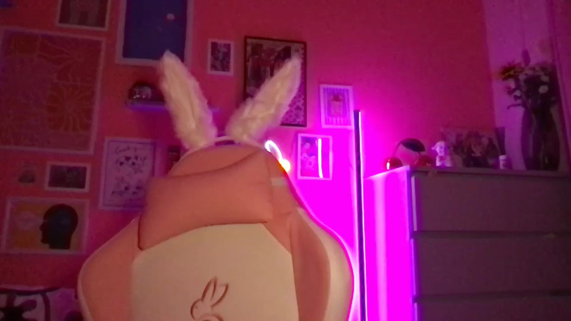 Gallery image thumbnail from Levanabanana's myfreecams stream on, 04/12/2026, 24:25 image 6 of 20