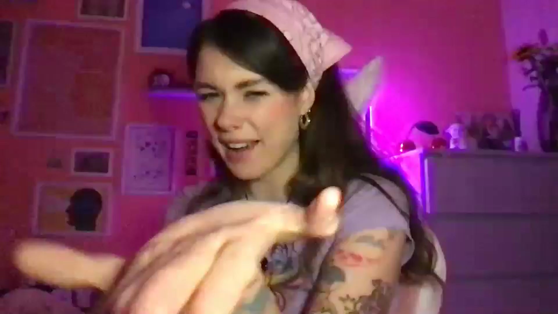 Gallery image thumbnail from Levanabanana's myfreecams stream on, 04/12/2026, 24:25 image 3 of 20