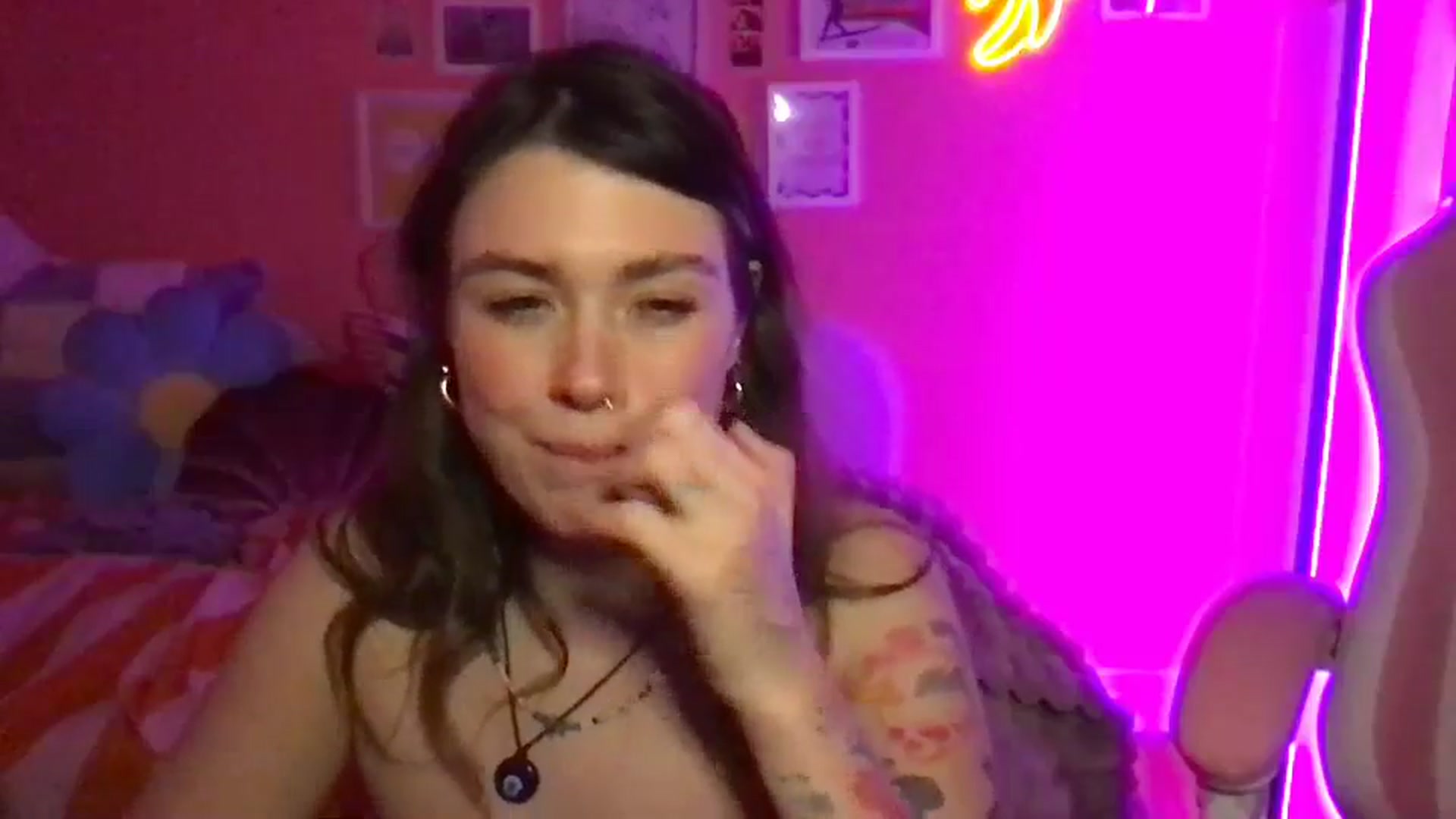 Gallery image thumbnail from Levanabanana's myfreecams stream on, 04/12/2026, 24:25 image 17 of 20