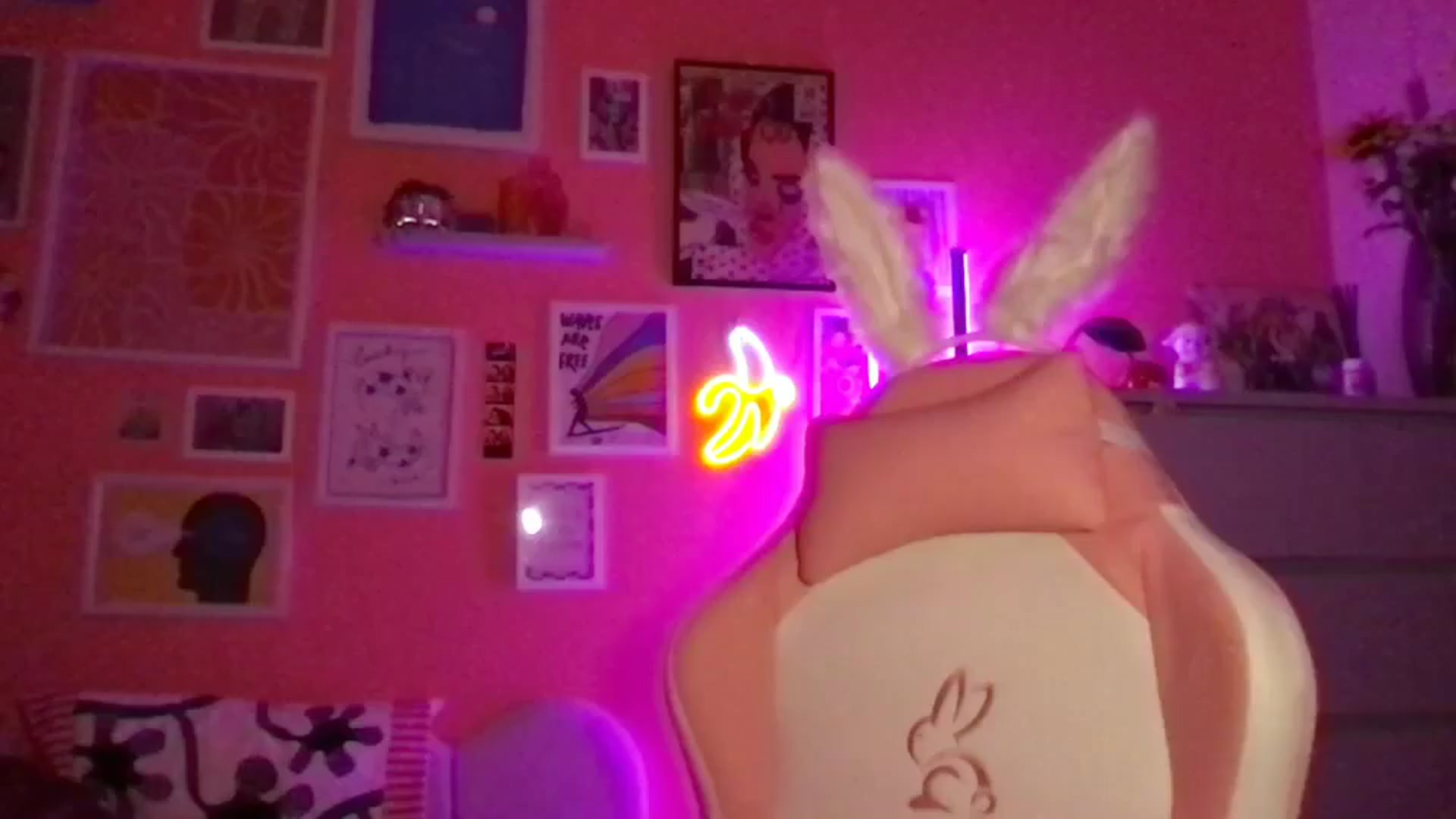 Gallery image thumbnail from Levanabanana's myfreecams stream on, 04/12/2026, 24:25 image 1 of 20
