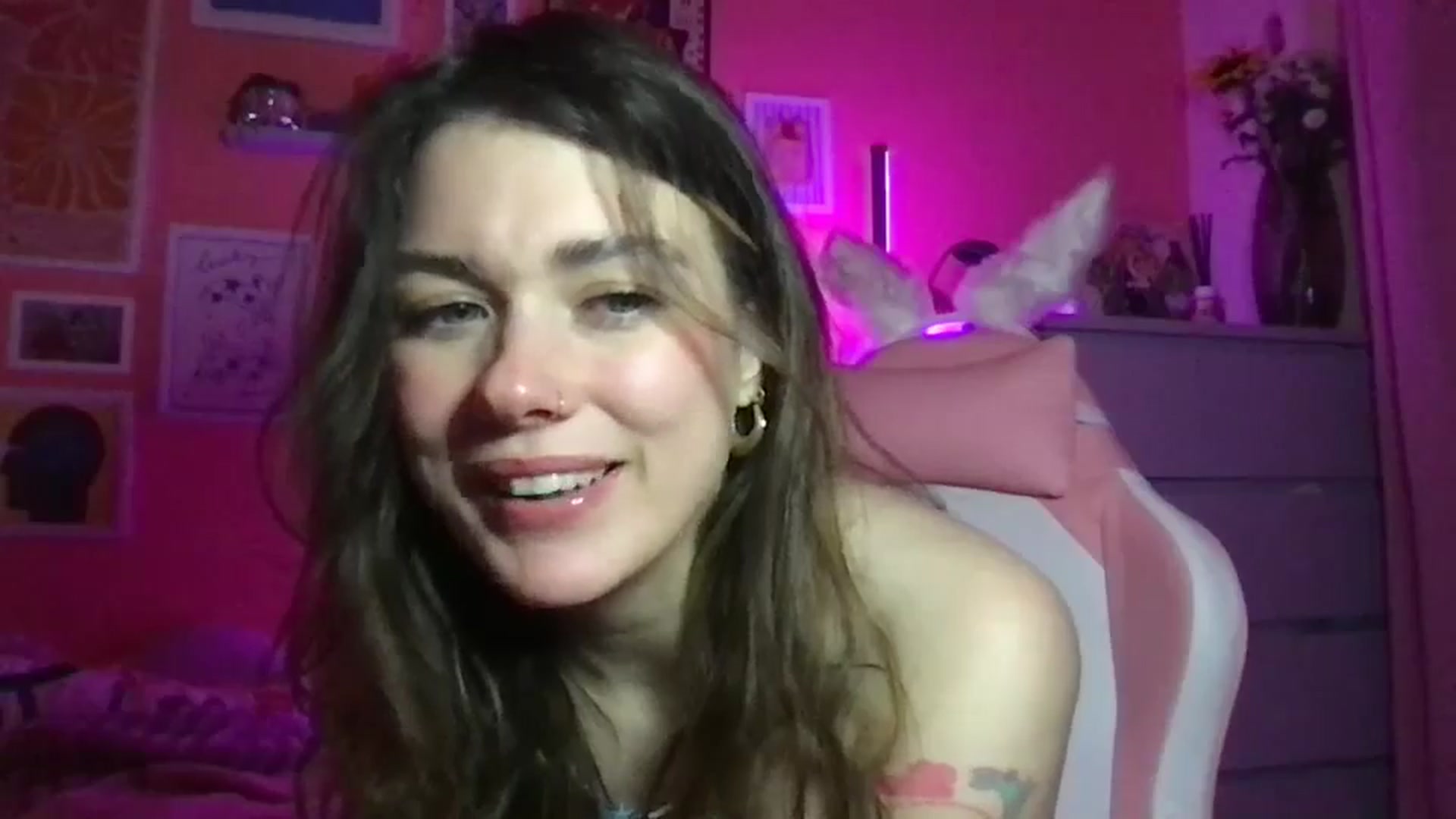 Gallery image thumbnail from Levanabanana's myfreecams stream on, 04/12/2026, 24:27 image 16 of 20