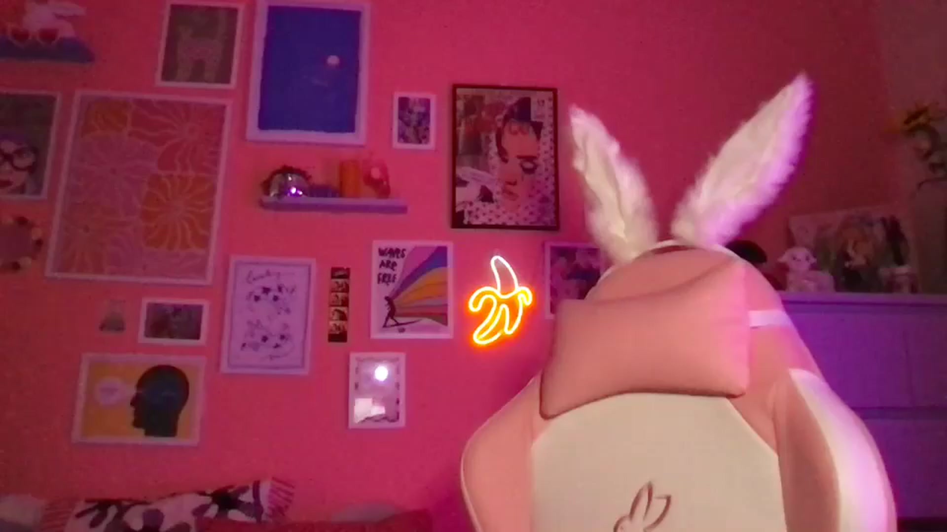 Gallery image thumbnail from Levanabanana's myfreecams stream on, 04/14/2026, 19:38 image 3 of 20