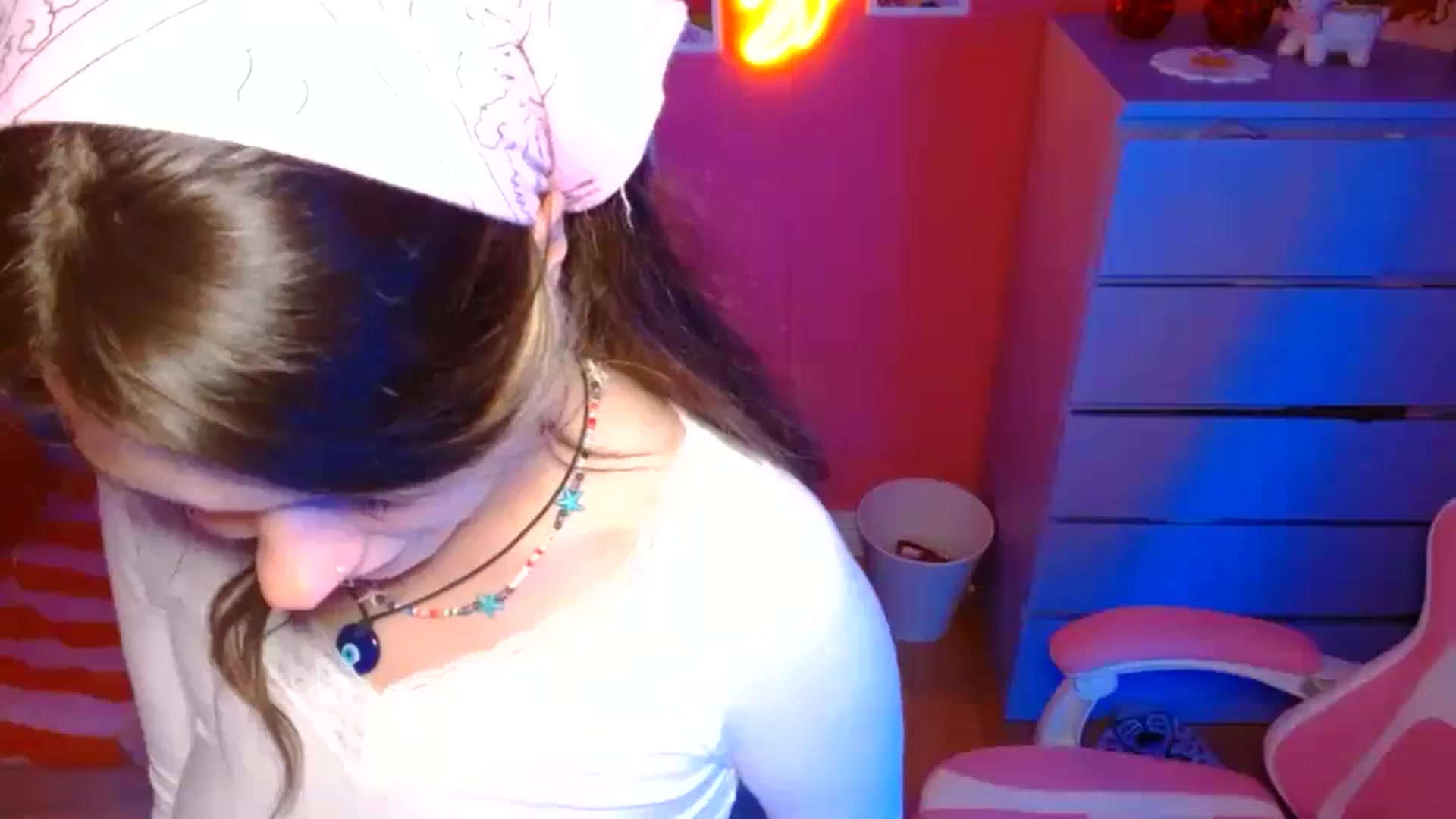 Gallery image thumbnail from Levanabanana's myfreecams stream on, 04/22/2026, 24:53 image 10 of 20