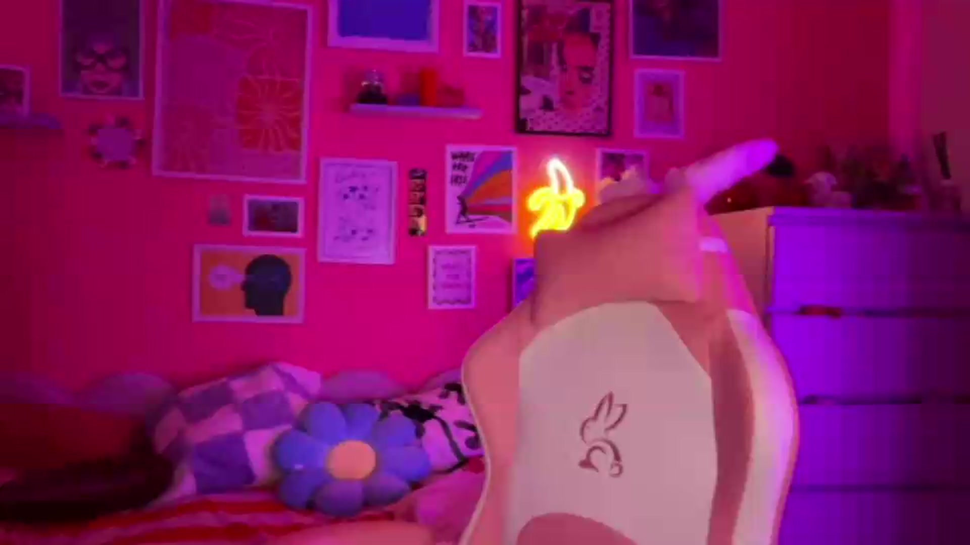 Gallery image thumbnail from Levanabanana's myfreecams stream on, 05/19/2026, 24:03 image 17 of 20
