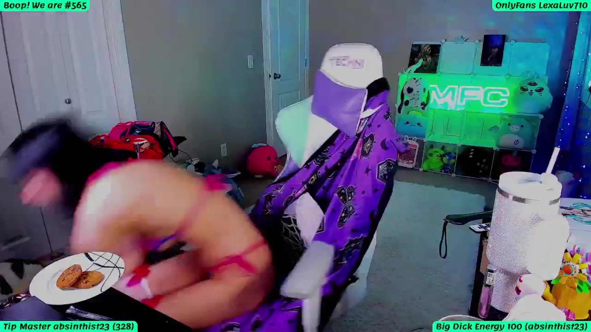 Gallery image thumbnail from LexaLuv's myfreecams stream on, 04/26/2025, 07:39 image 9 of 20